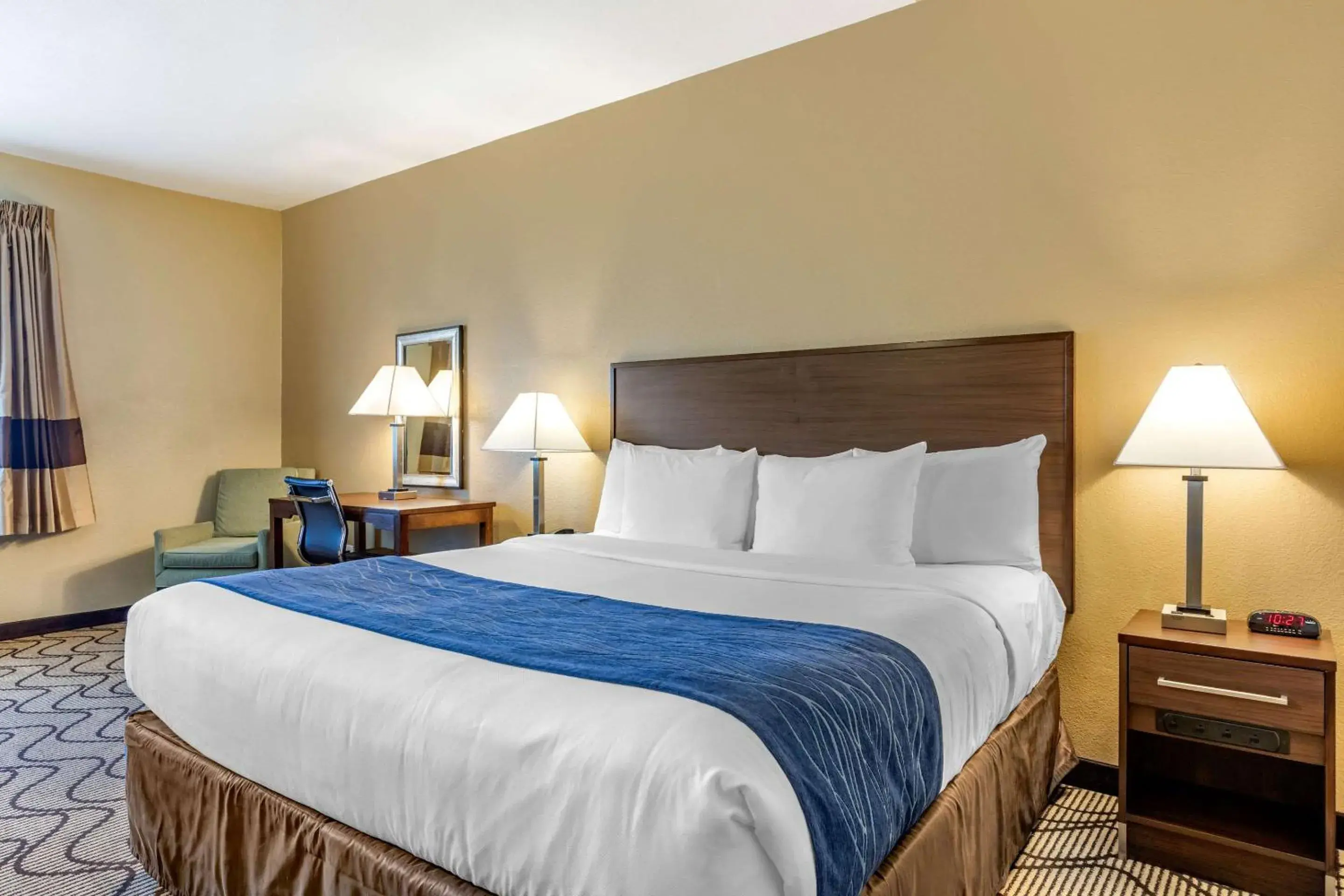 Standard Room, 1 King Bed, Accessible Roll-In Shower, Non Smoking in Comfort Inn & Suites Orange County John Wayne Airport Standard Room, 1 King Bed, Accessible Roll-In Shower, Non Smoking in Comfort Inn & Suites Orange County John Wayne Airport