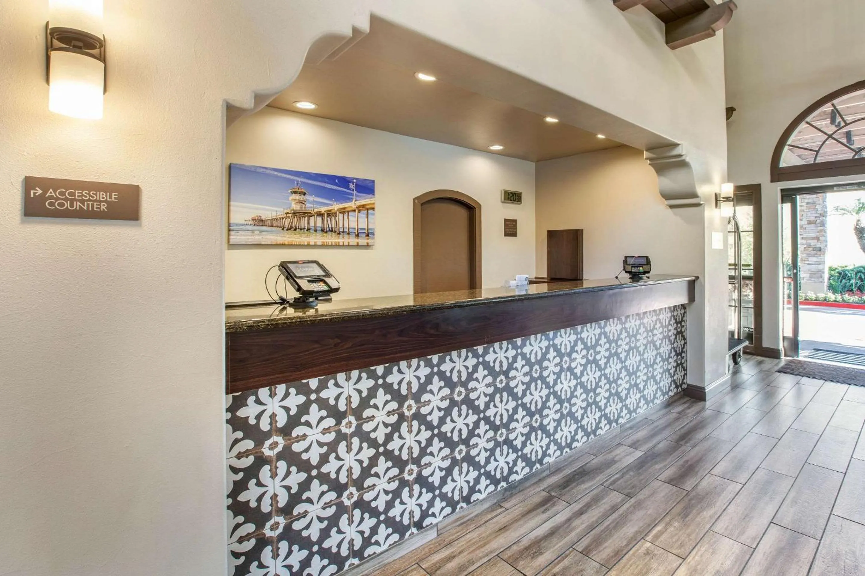 Lobby or reception in Comfort Inn & Suites Orange County John Wayne Airport