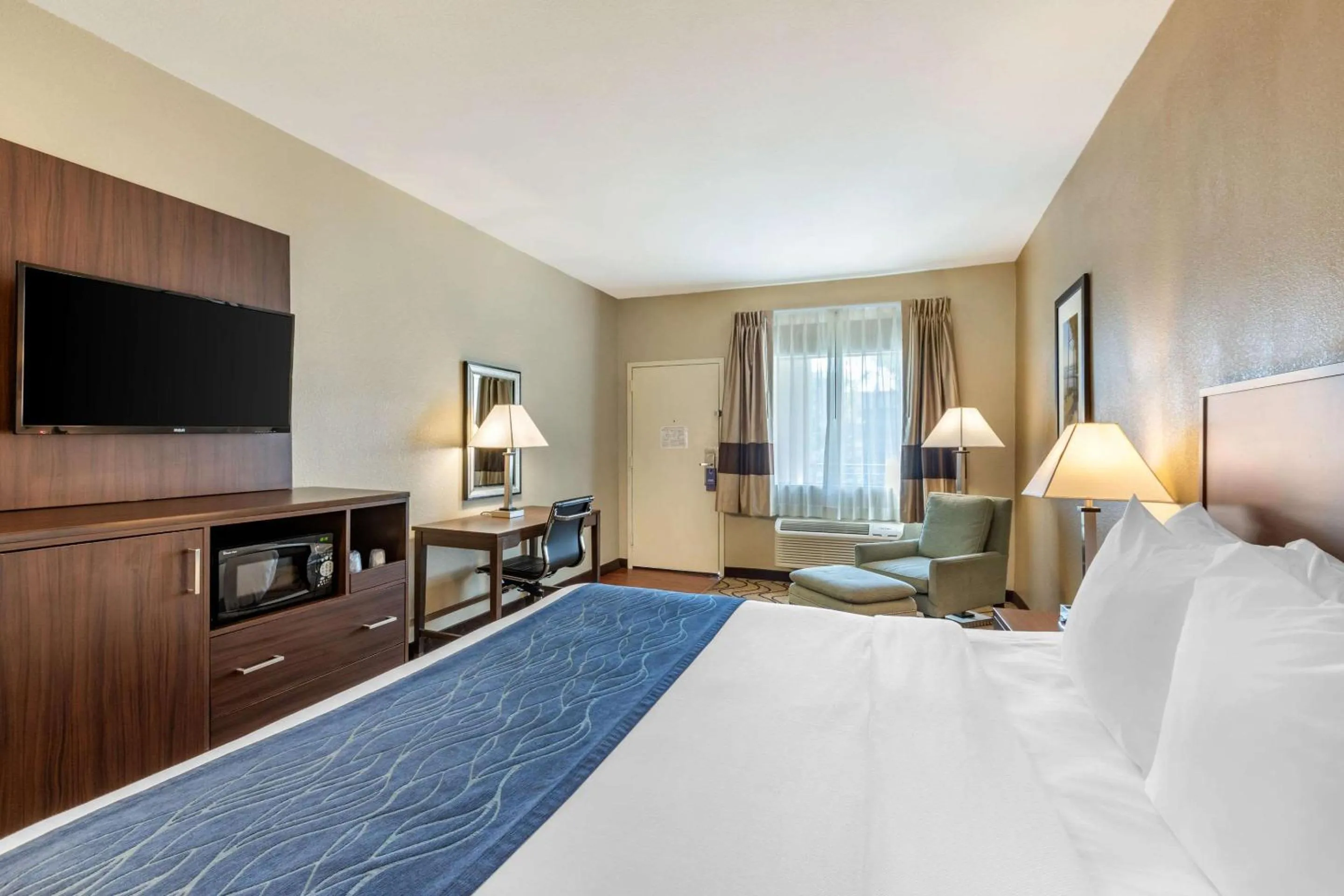 Photo of the whole room, Bed in Comfort Inn & Suites Orange County John Wayne Airport