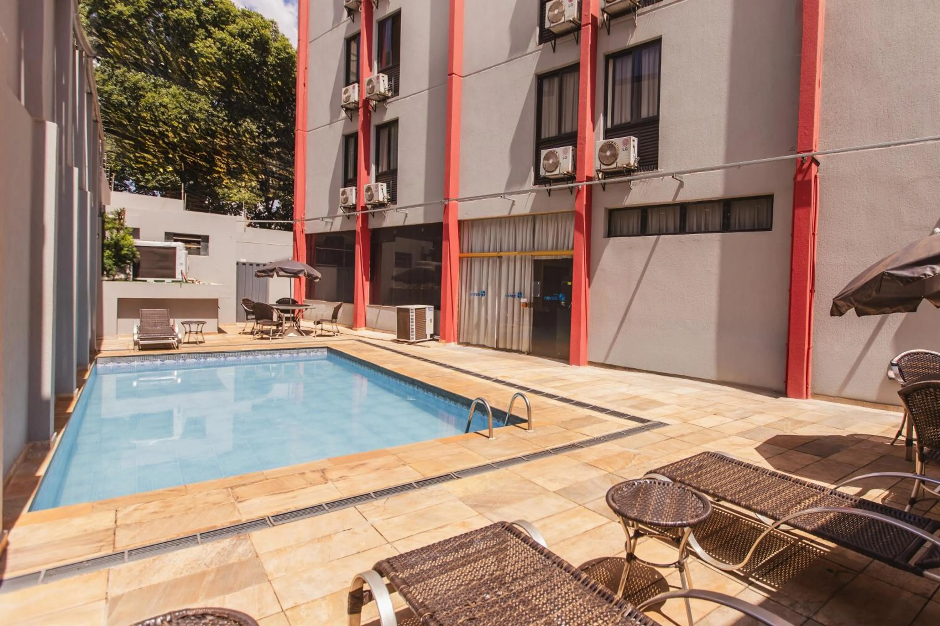Swimming pool in Hotel Dan Inn Araraquara by Nacional Inn
