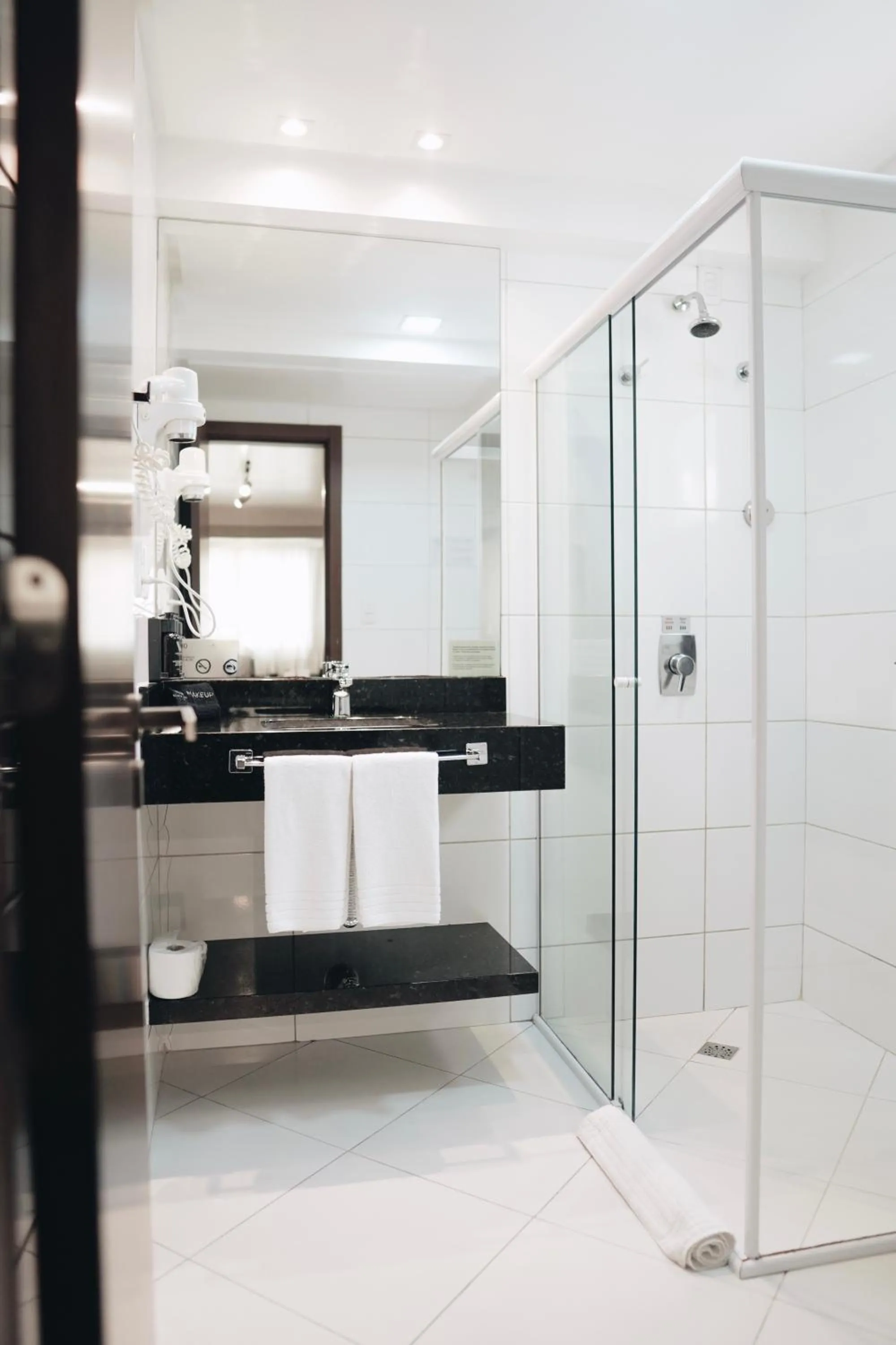 Bathroom in Santa Inn Hotel