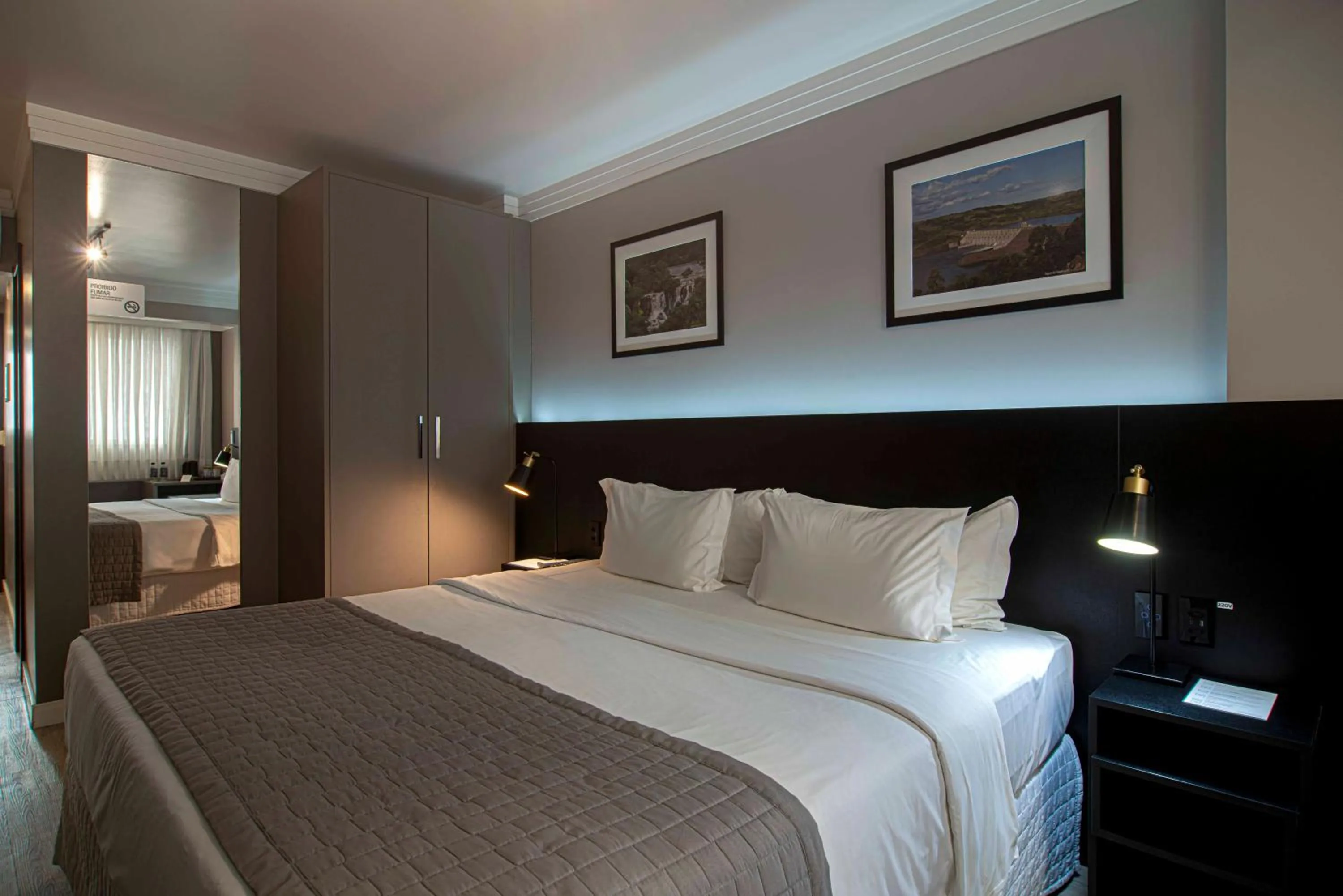 Bedroom, Bed in Santa Inn Hotel