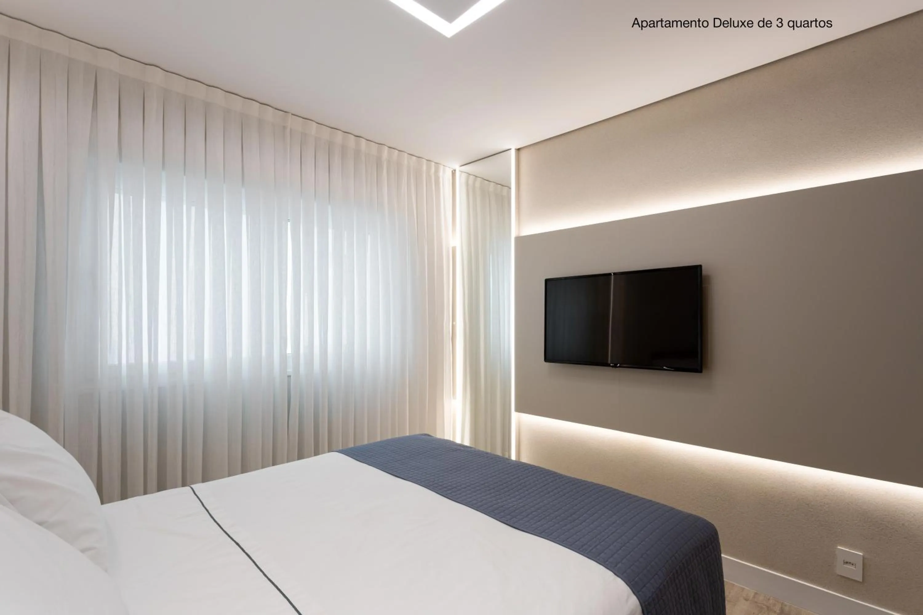 TV and multimedia, Bed in Santa Inn Hotel