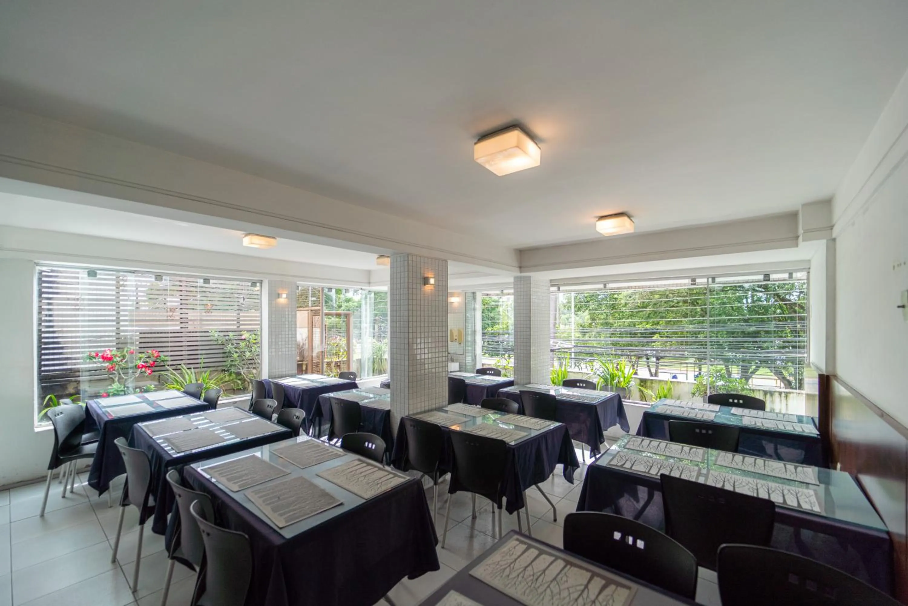 Restaurant/places to eat in Lagoa Park Hotel