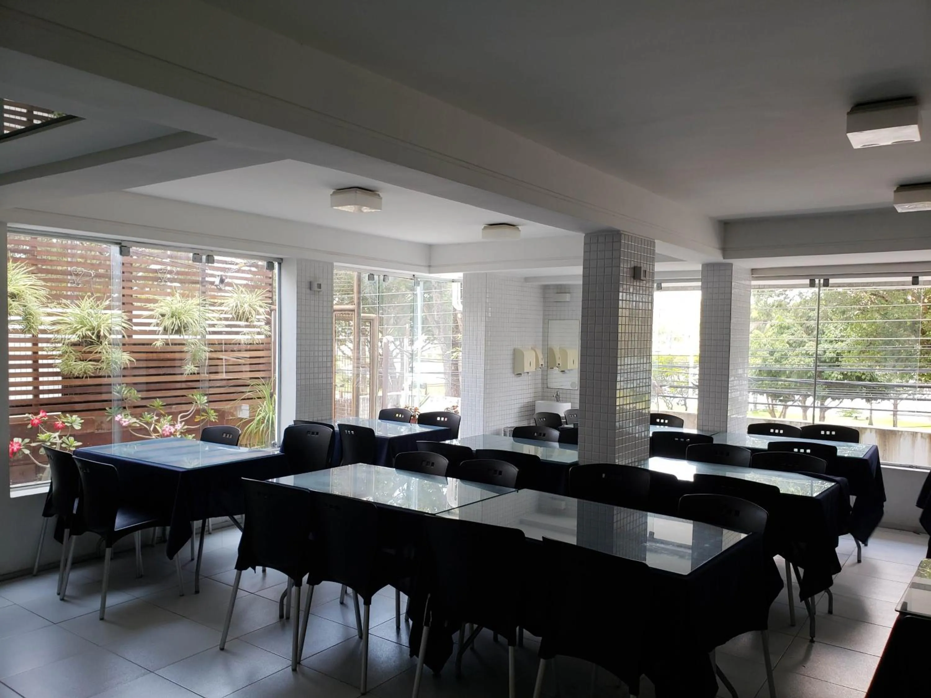 Restaurant/places to eat in Lagoa Park Hotel