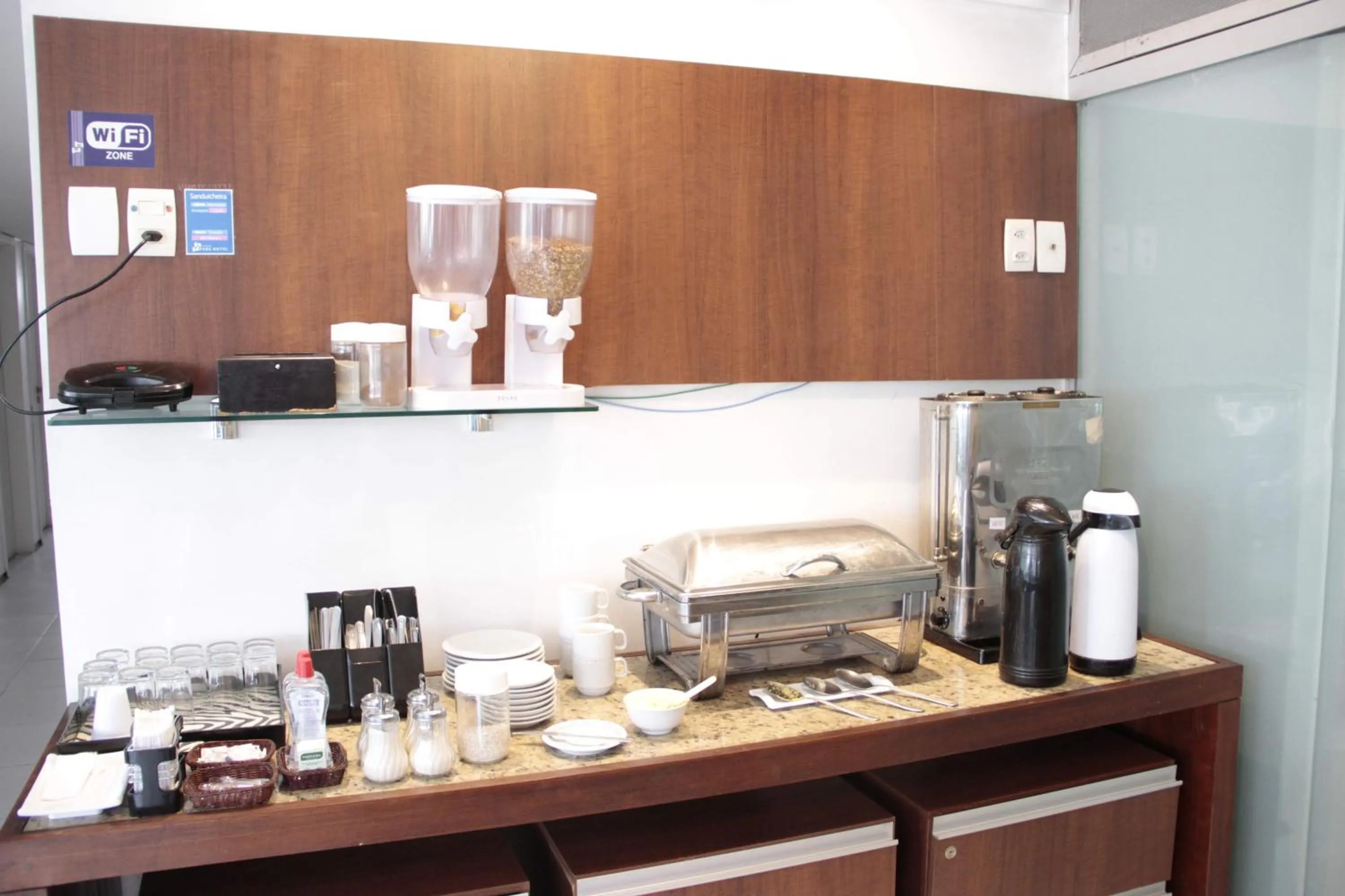 Buffet breakfast in Lagoa Park Hotel