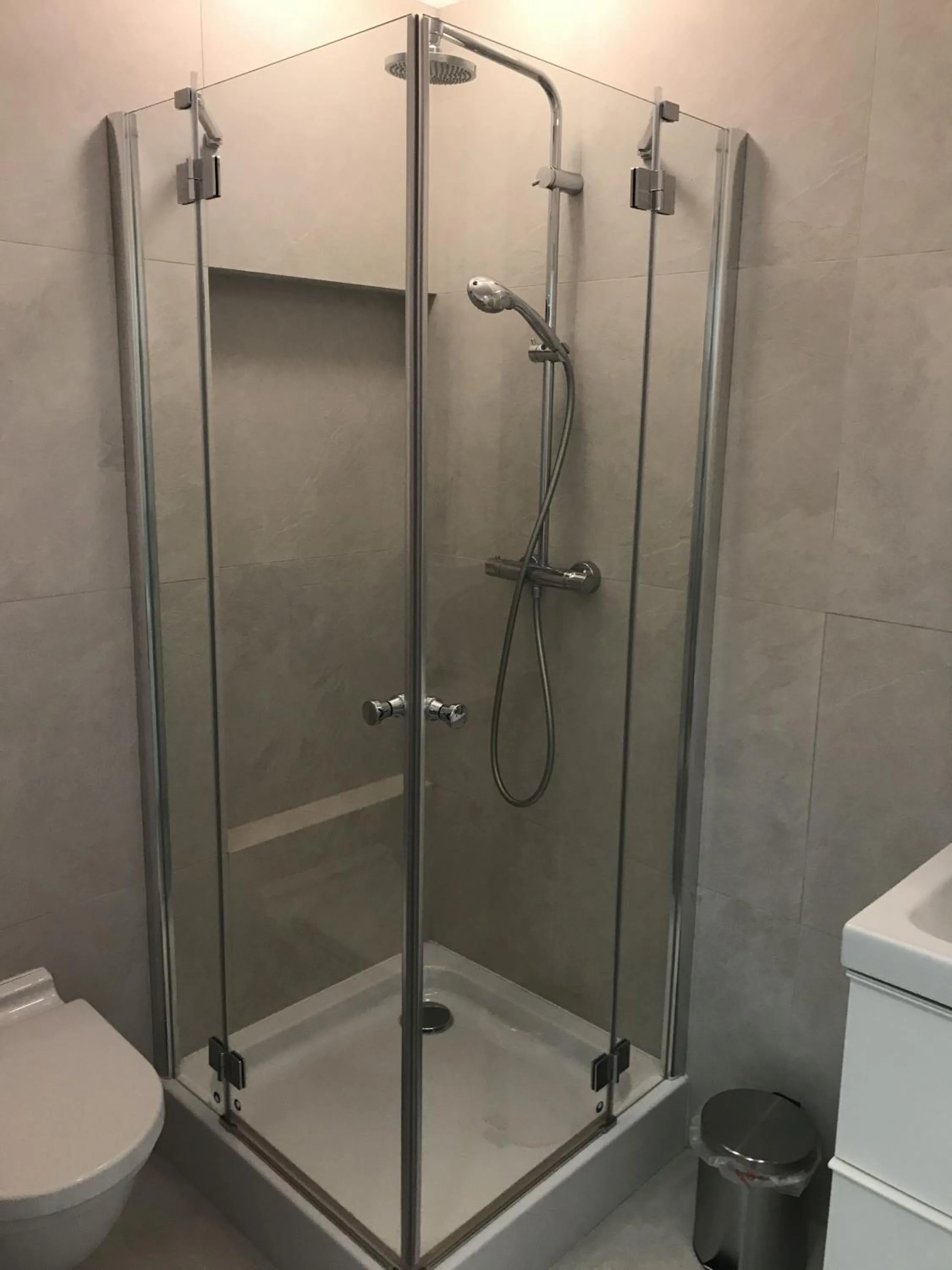 Shower in Szucha Apartments