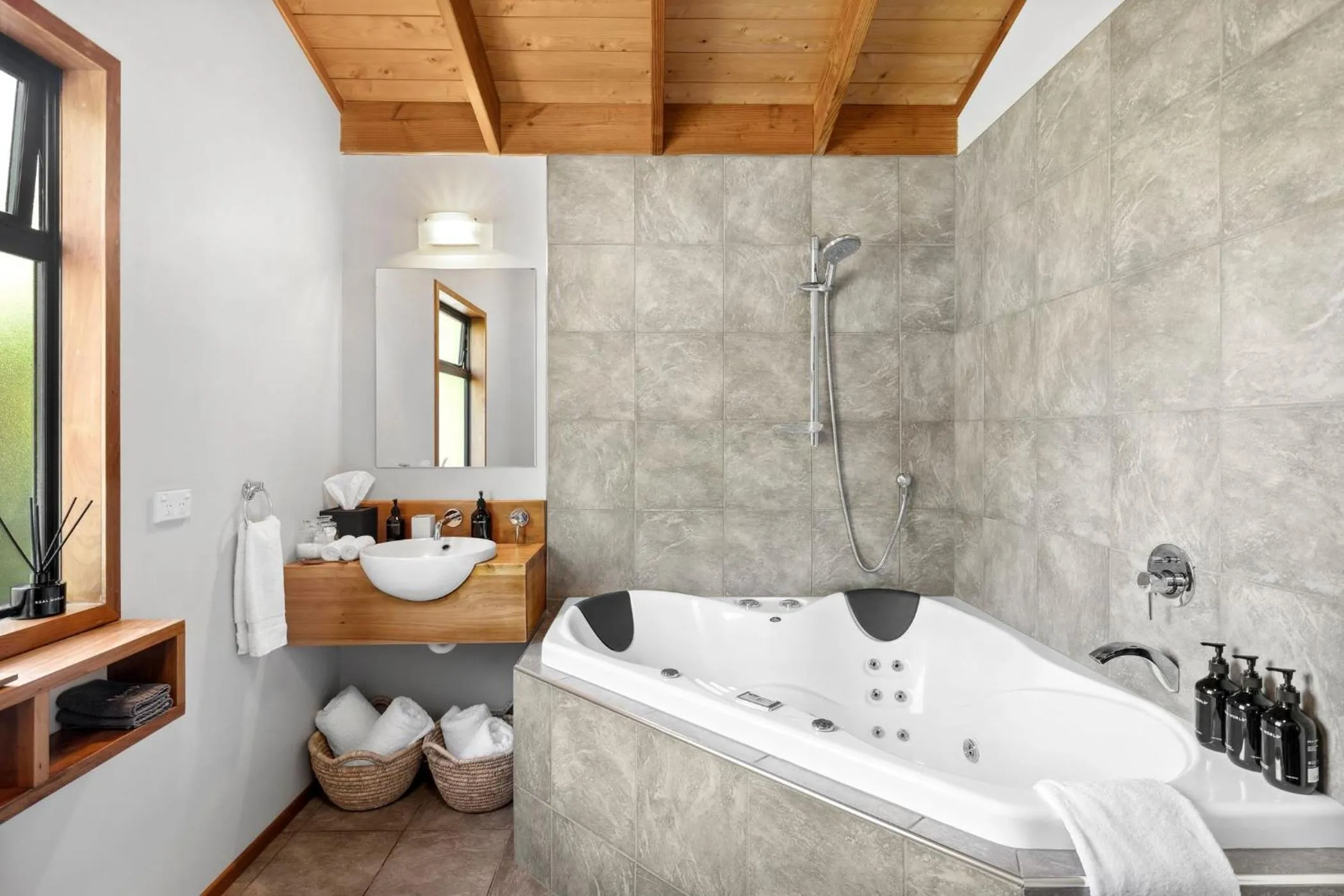 Adrift In Golden Bay- Absolute Beachfront Villas