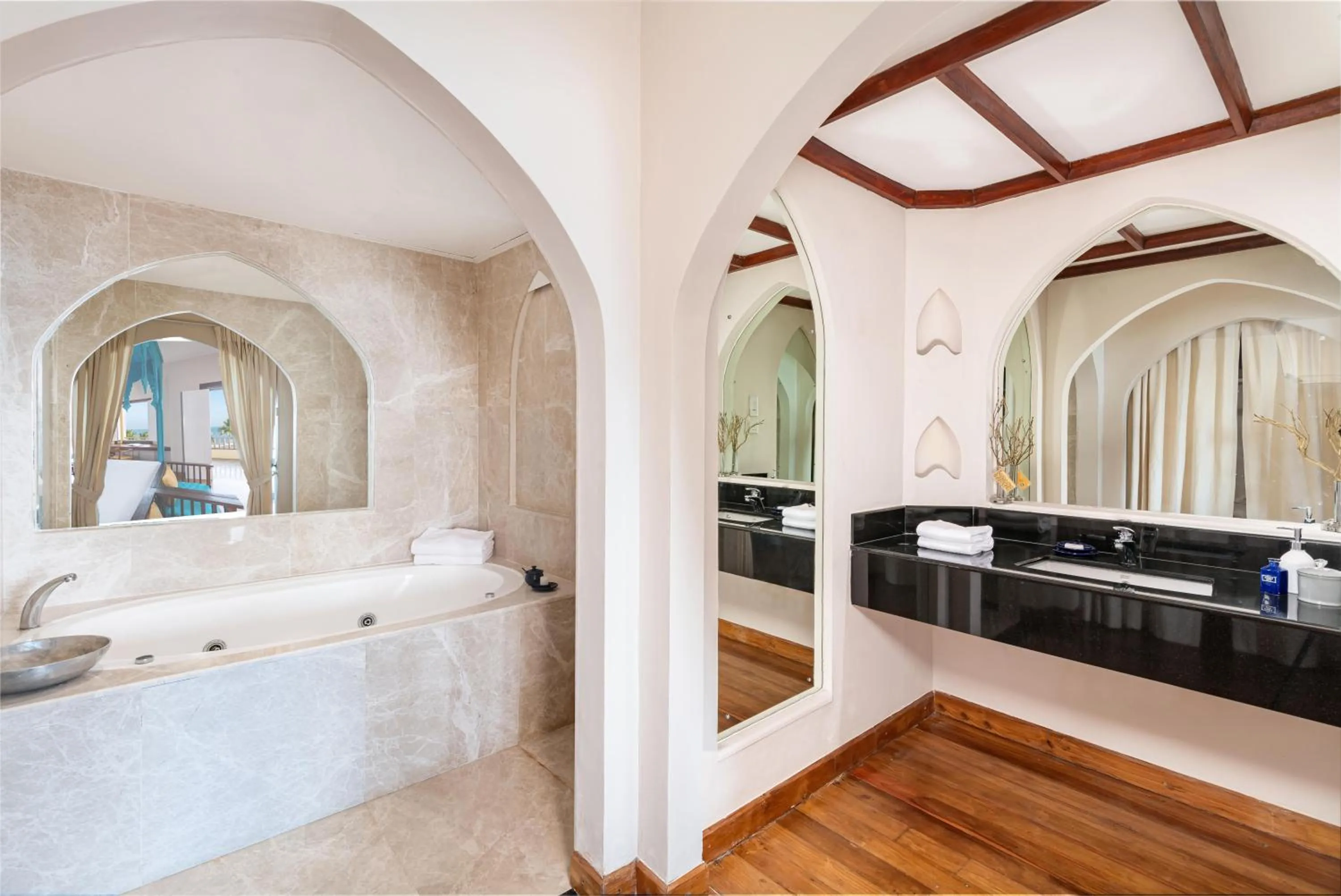 Bathroom, Bed in Jetwing Lighthouse, A Luxury Reserve