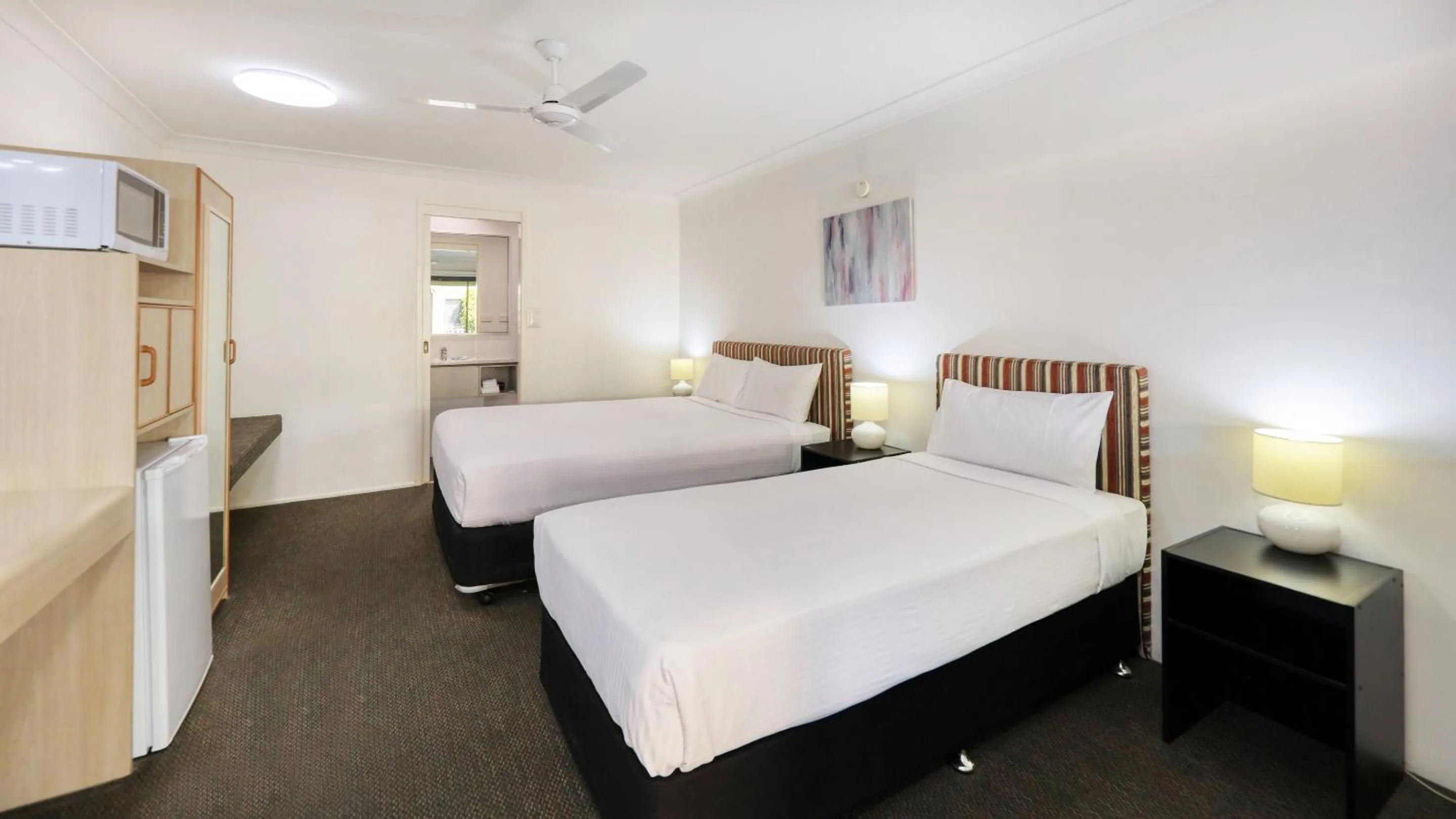 microwave, Bed in Best Western Cattle City Motor Inn