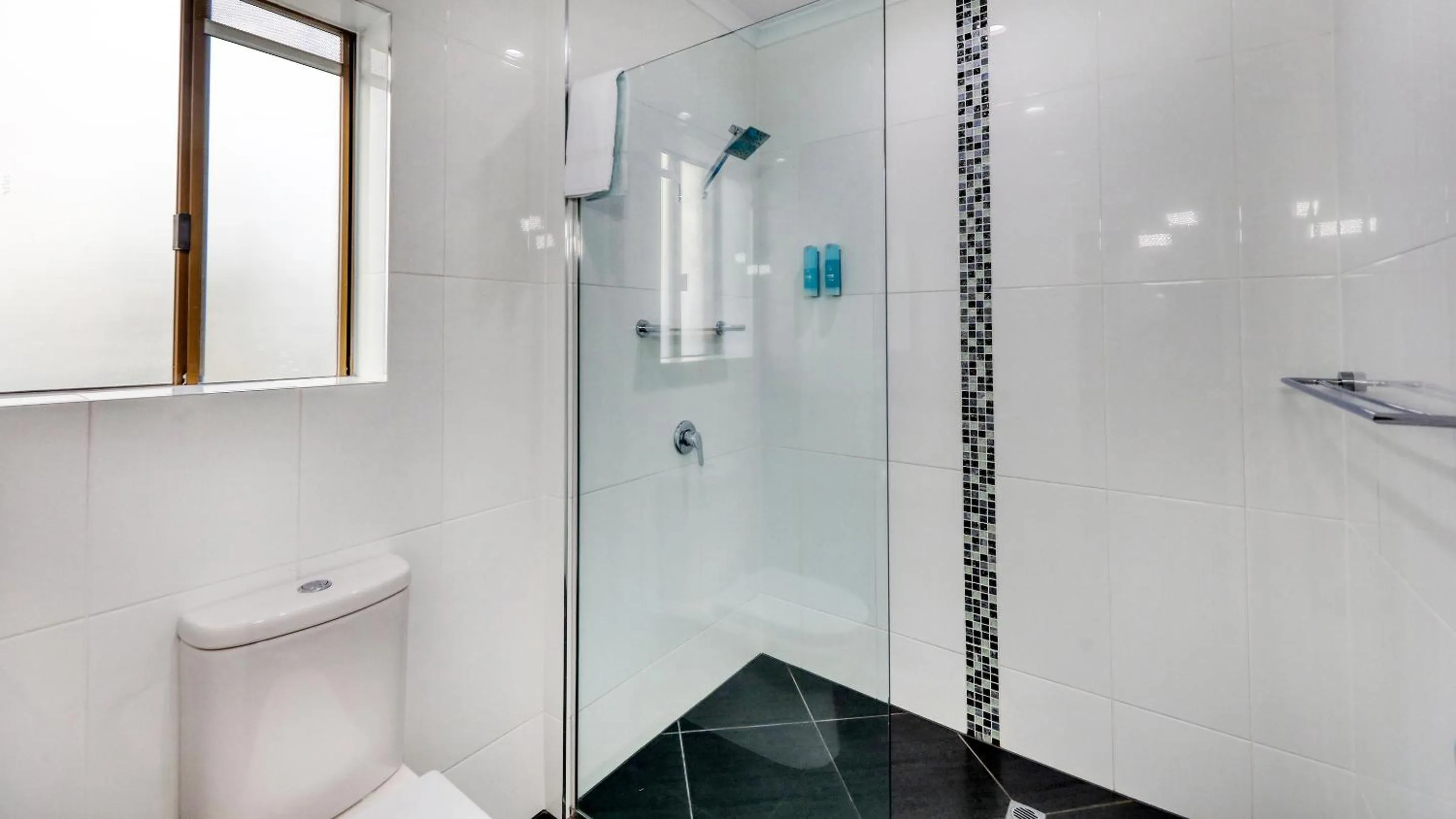 Shower in Best Western Cattle City Motor Inn