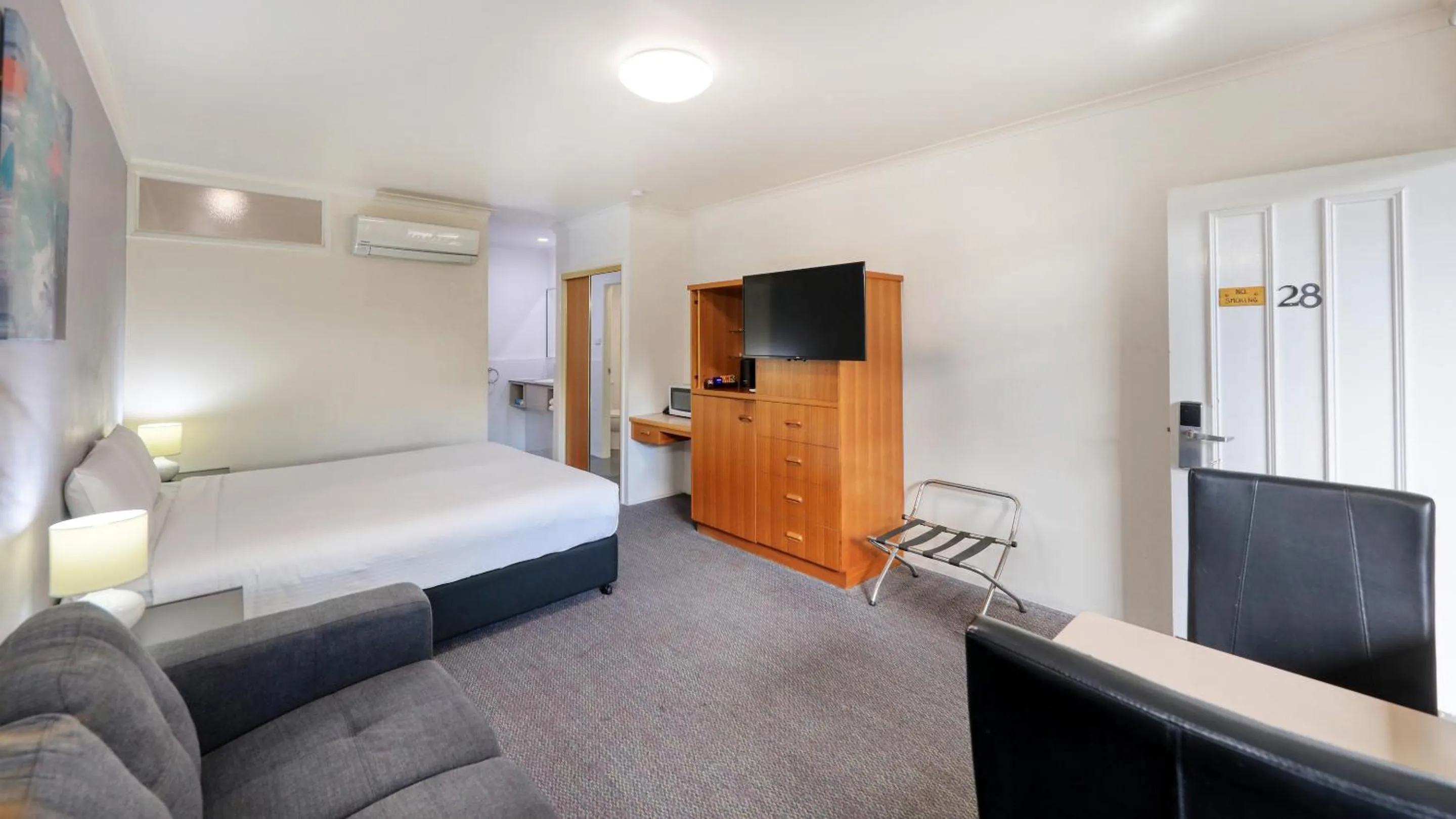 Seating area, Bed in Best Western Cattle City Motor Inn