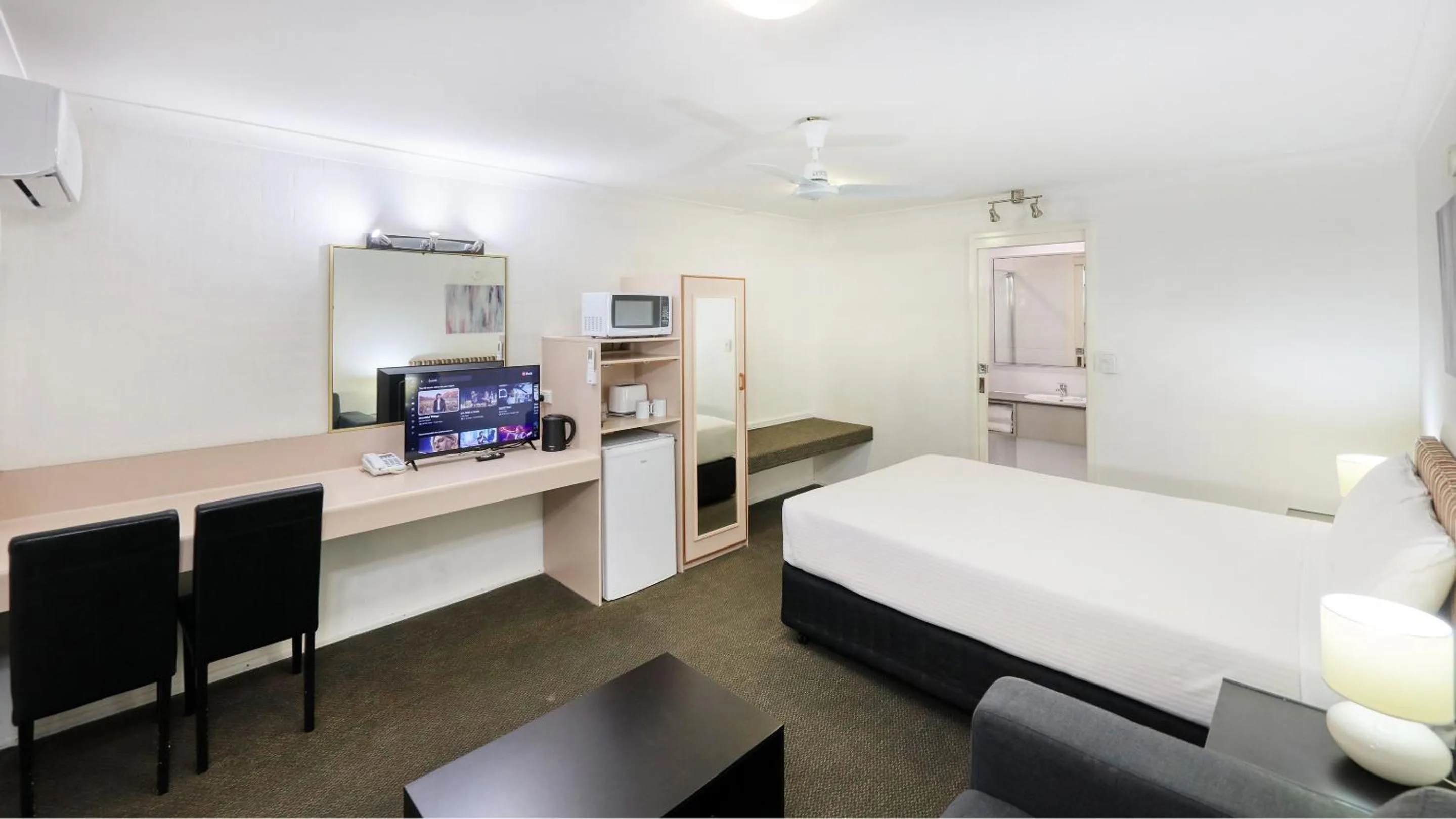 TV and multimedia, Bed in Best Western Cattle City Motor Inn