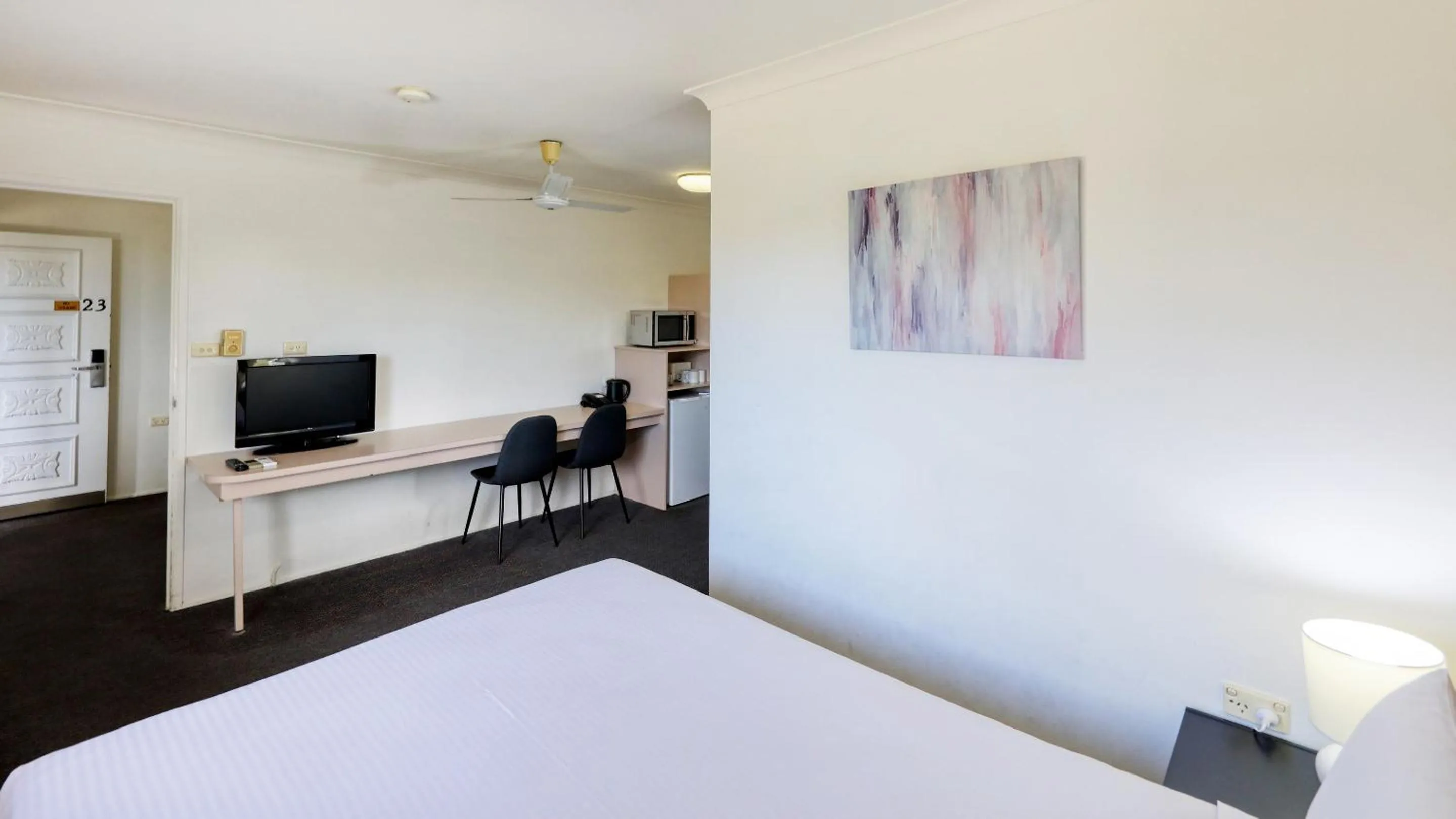 Dining area, Bed in Best Western Cattle City Motor Inn