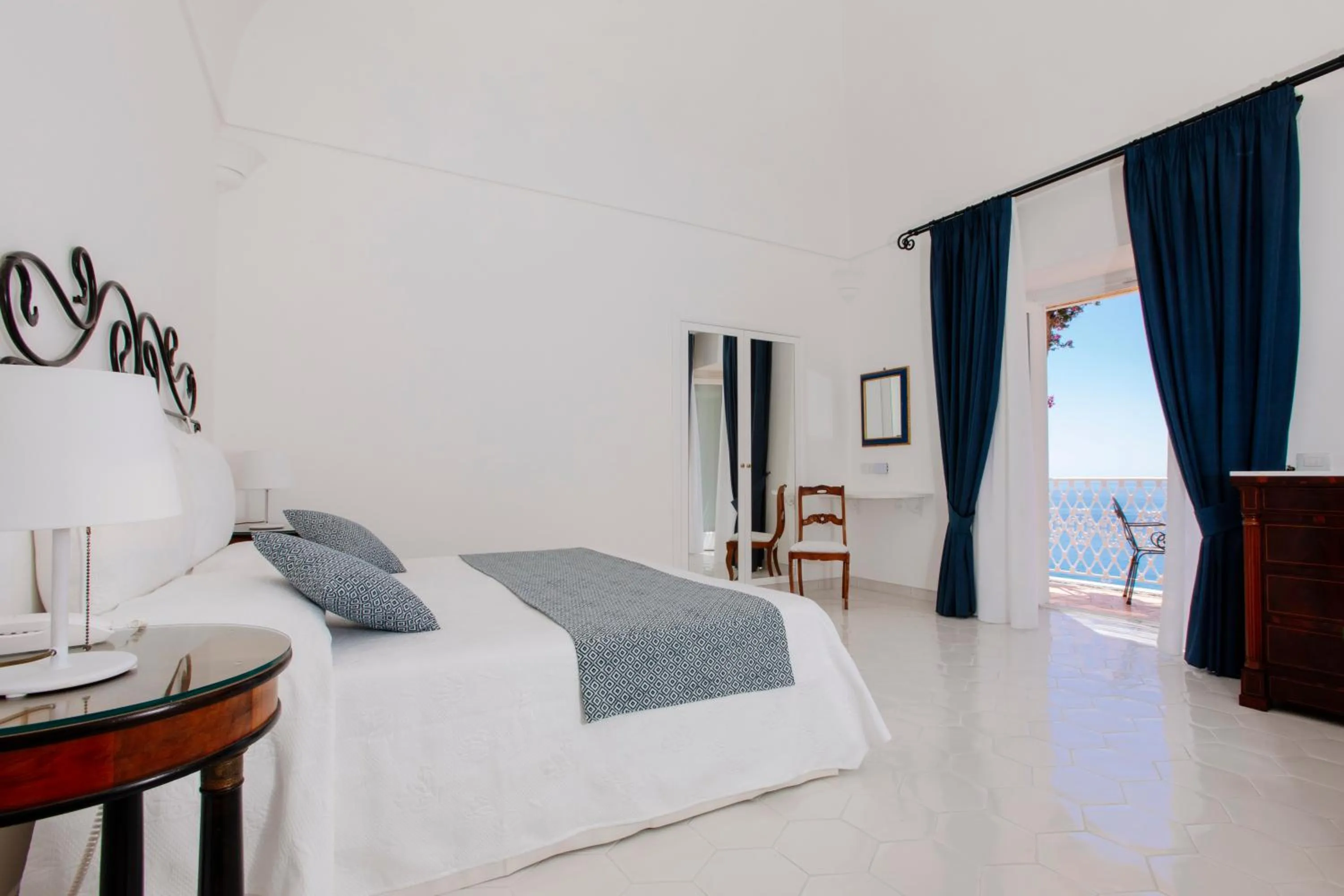 Photo of the whole room, Bed in La Bizantina Luxury Villa