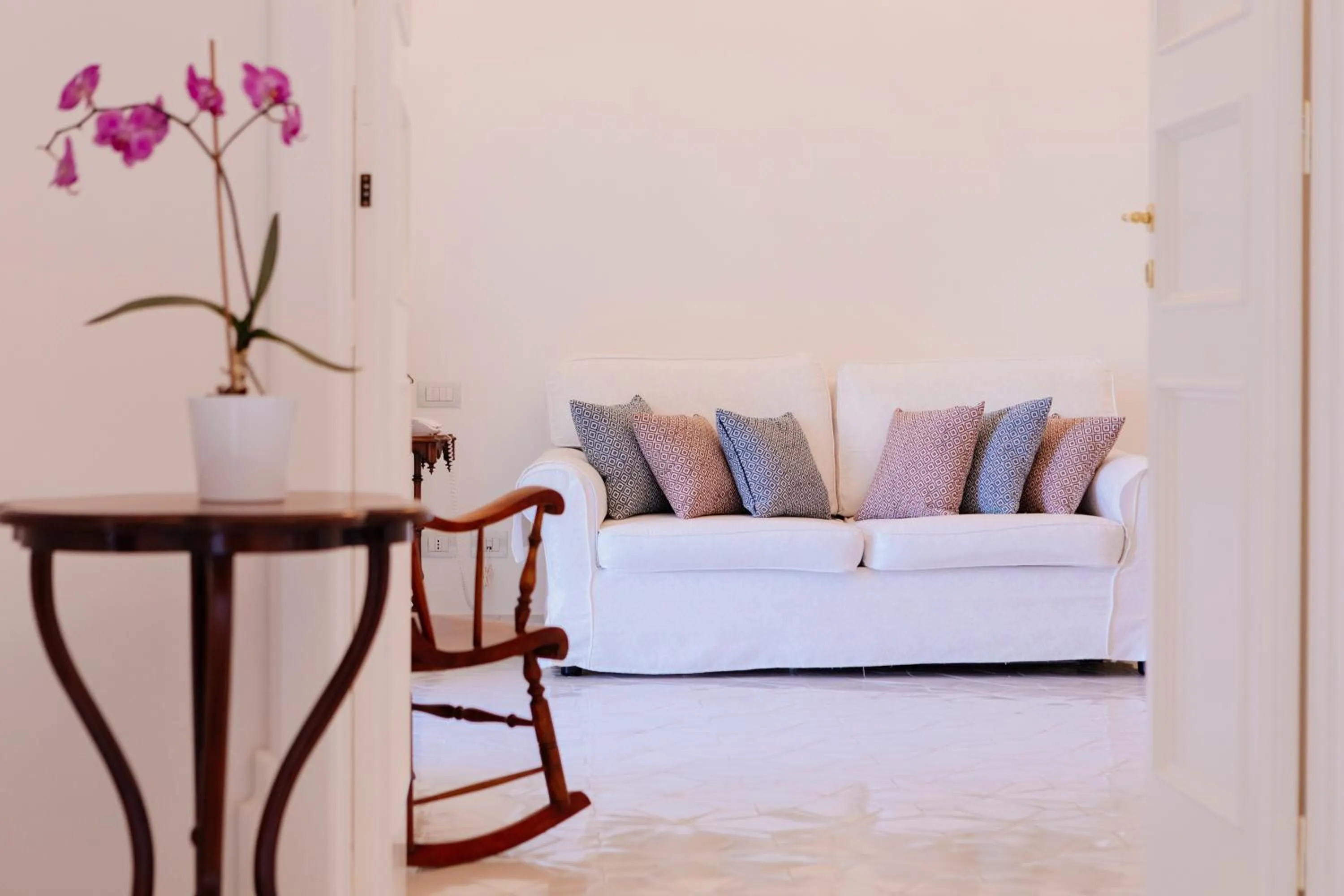 Communal lounge/ TV room in La Bizantina Luxury Villa