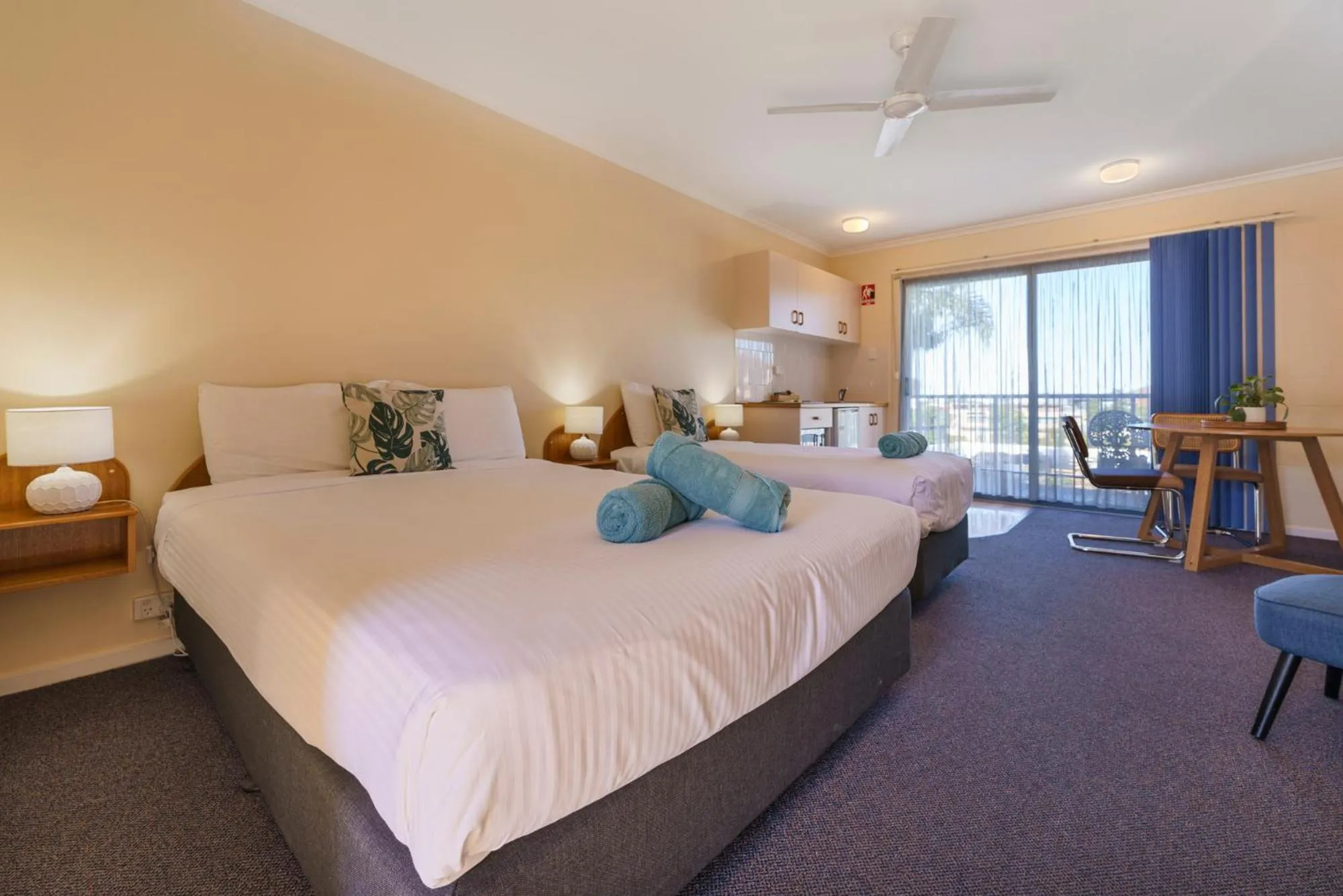 Living room, Bed in South Seas Motel