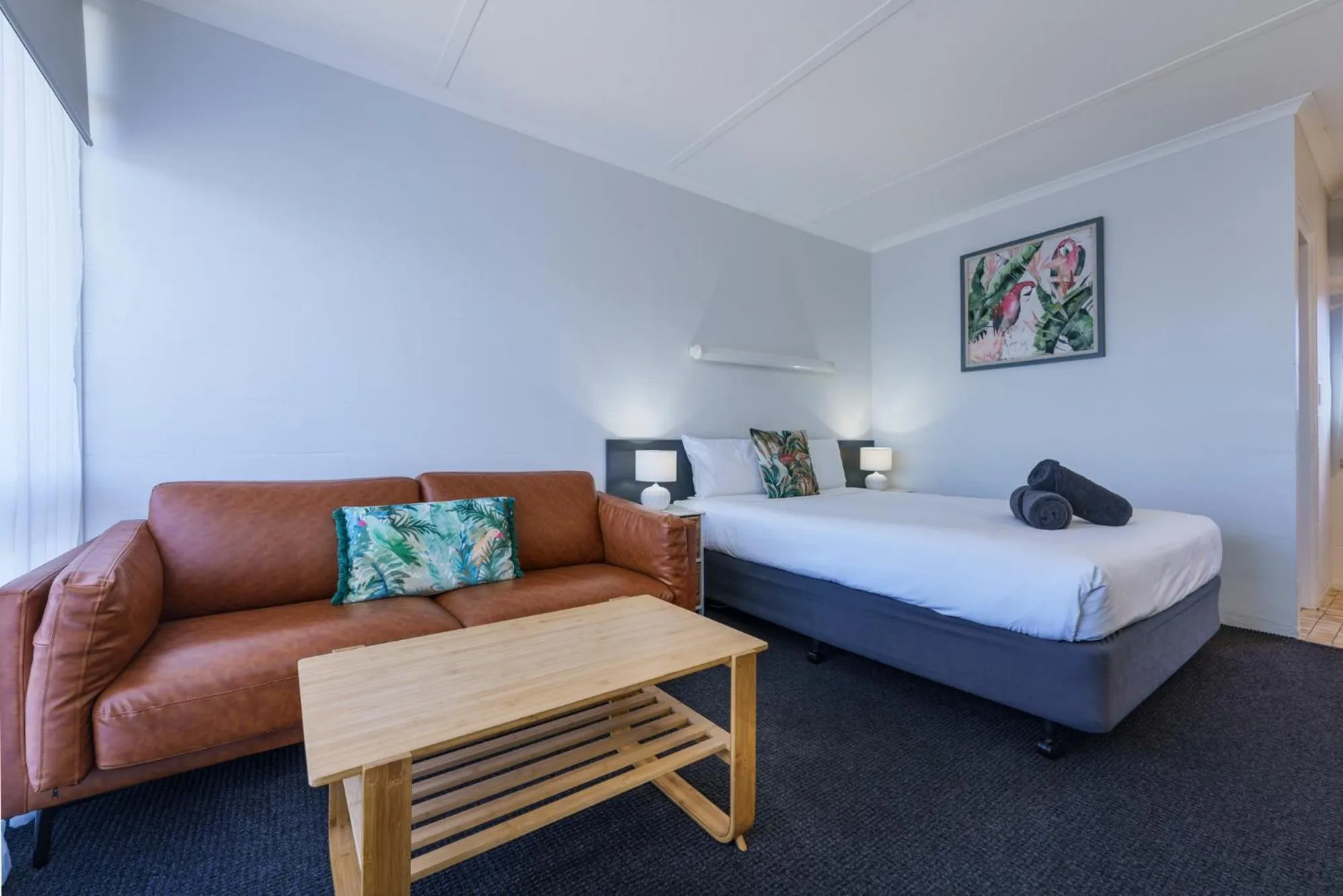 Living room, Bed in South Seas Motel