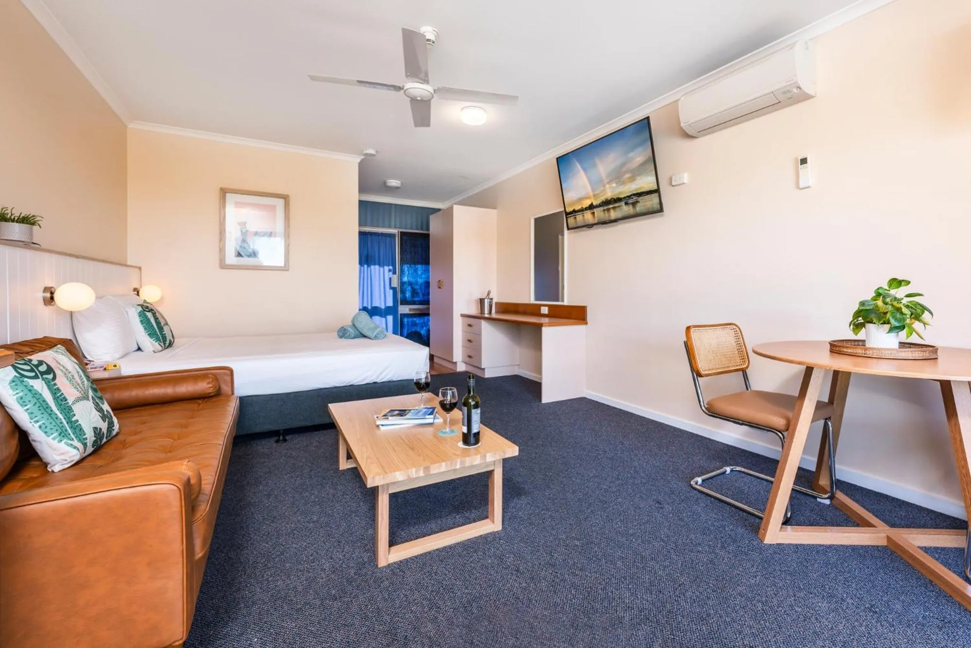 Photo of the whole room in South Seas Motel