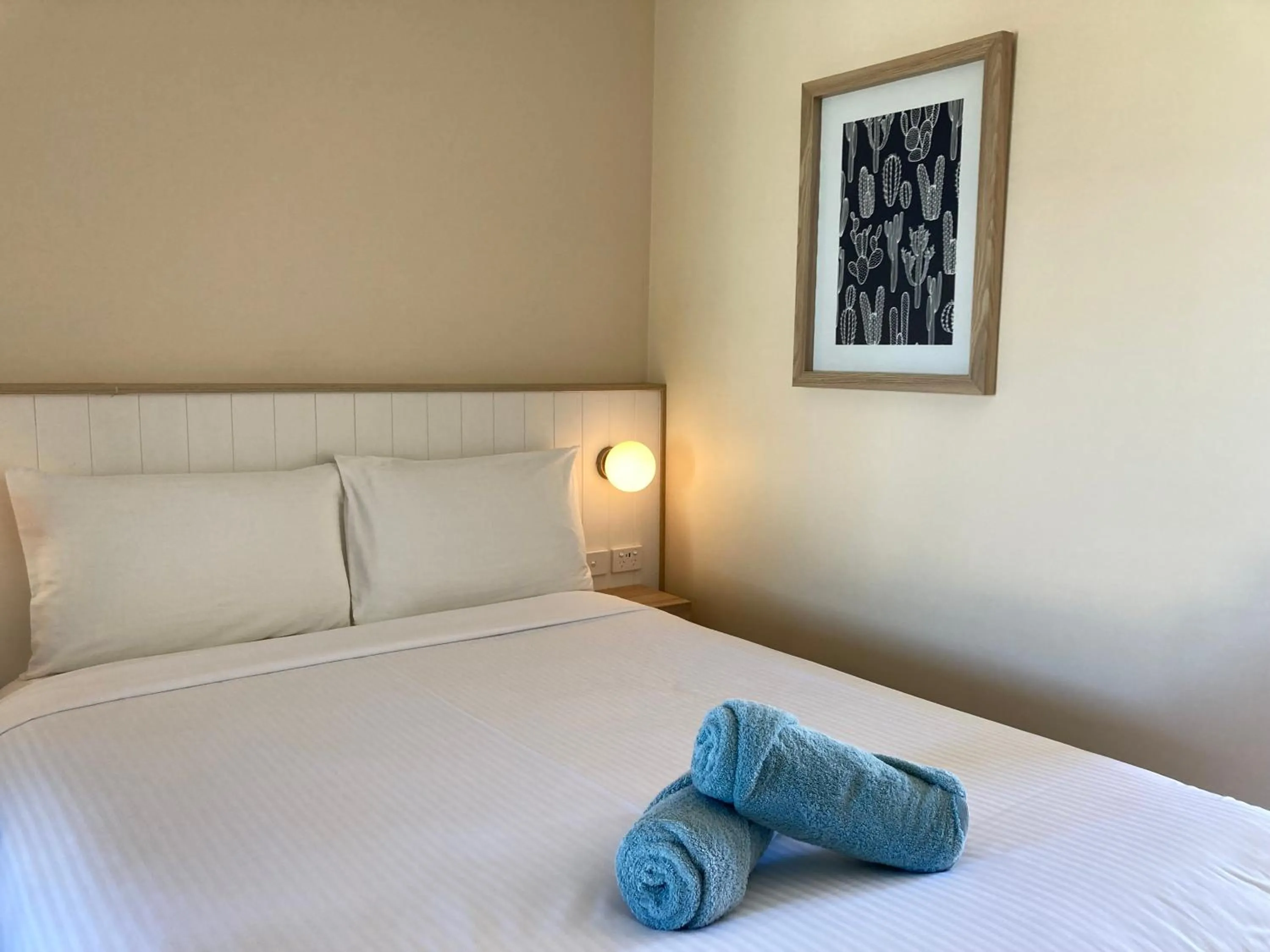 Bed in South Seas Motel