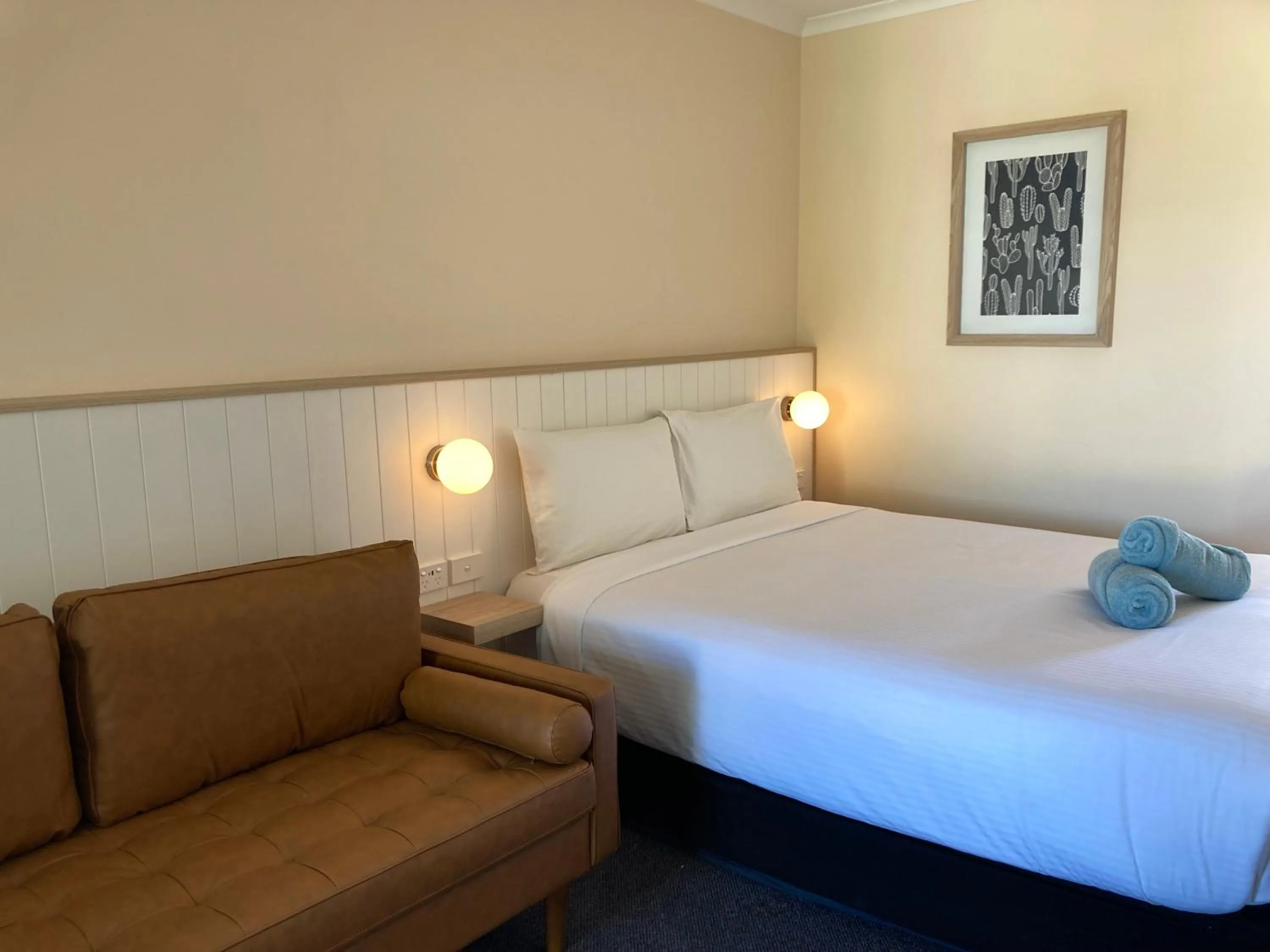 Photo of the whole room, Bed in South Seas Motel