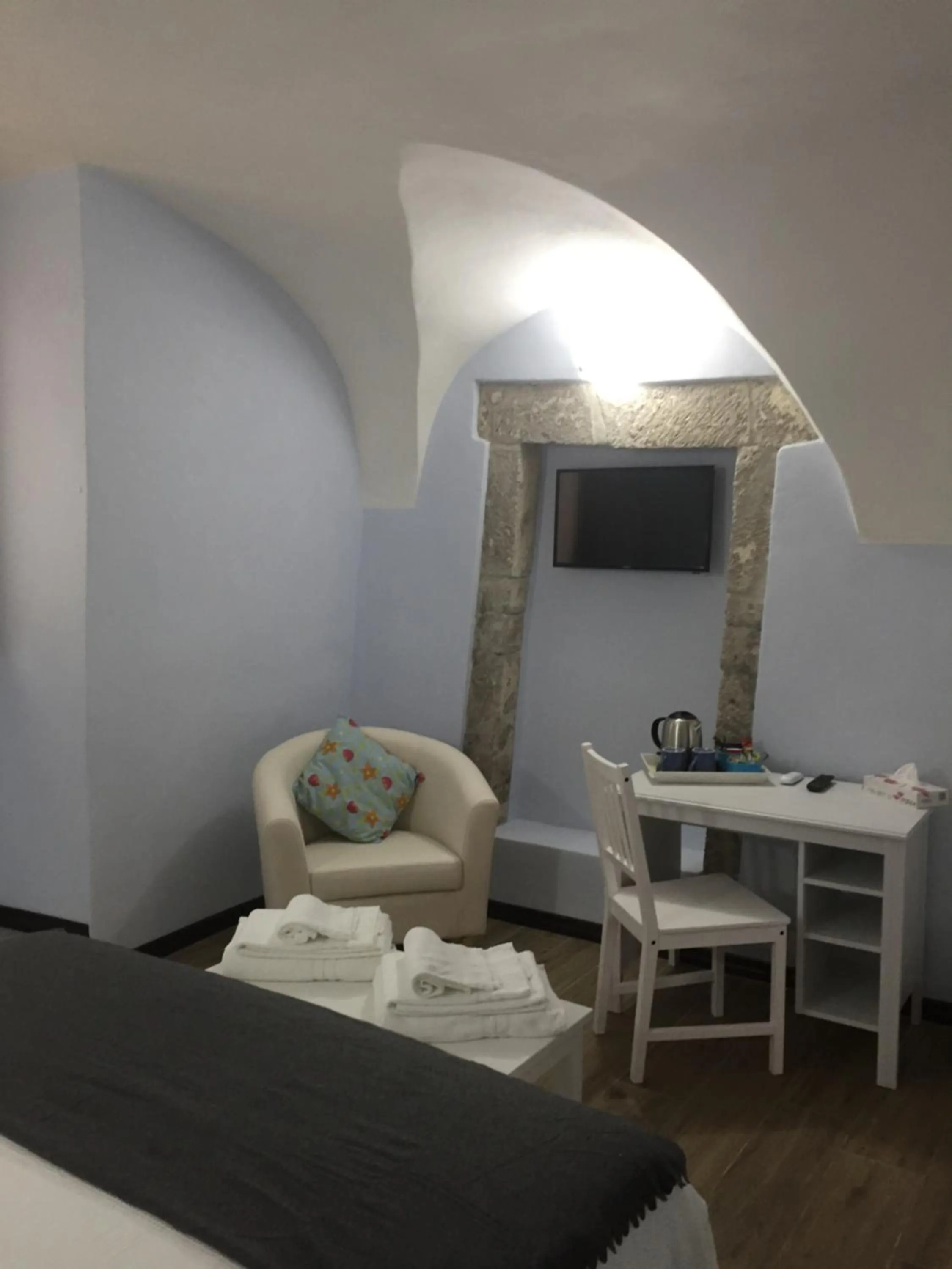 Seating area, Bed in Bomarosa B&B