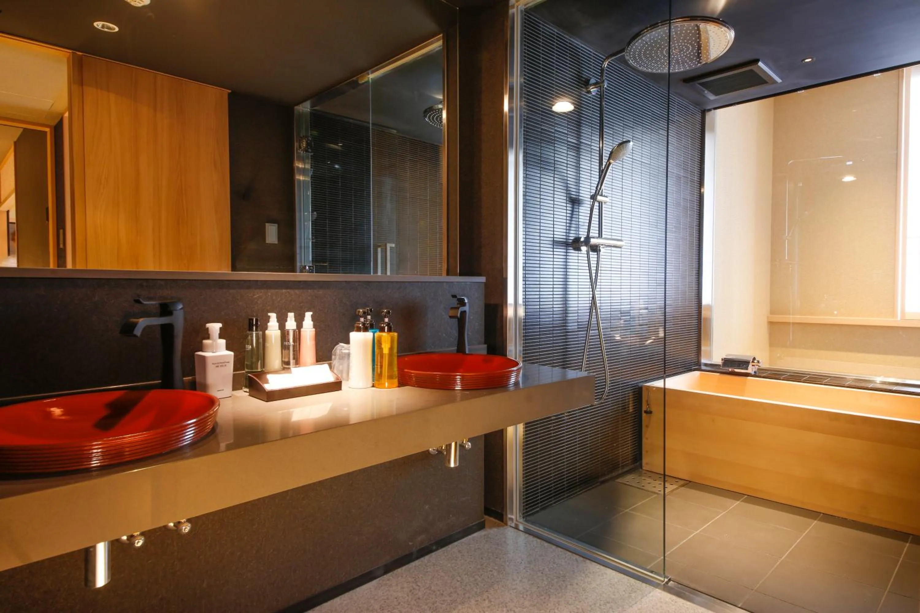 Shower in Hotel Honnoji