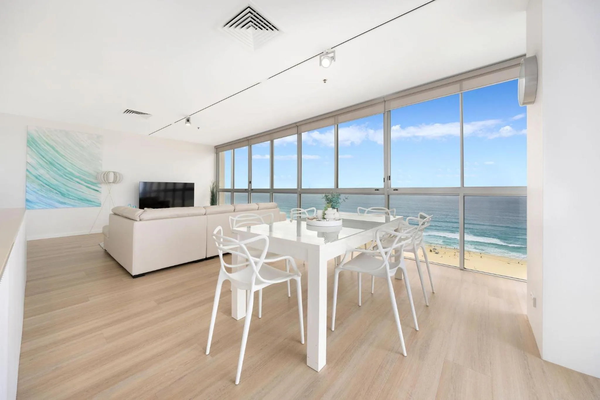 Dining area in ULTIQA Air On Broadbeach