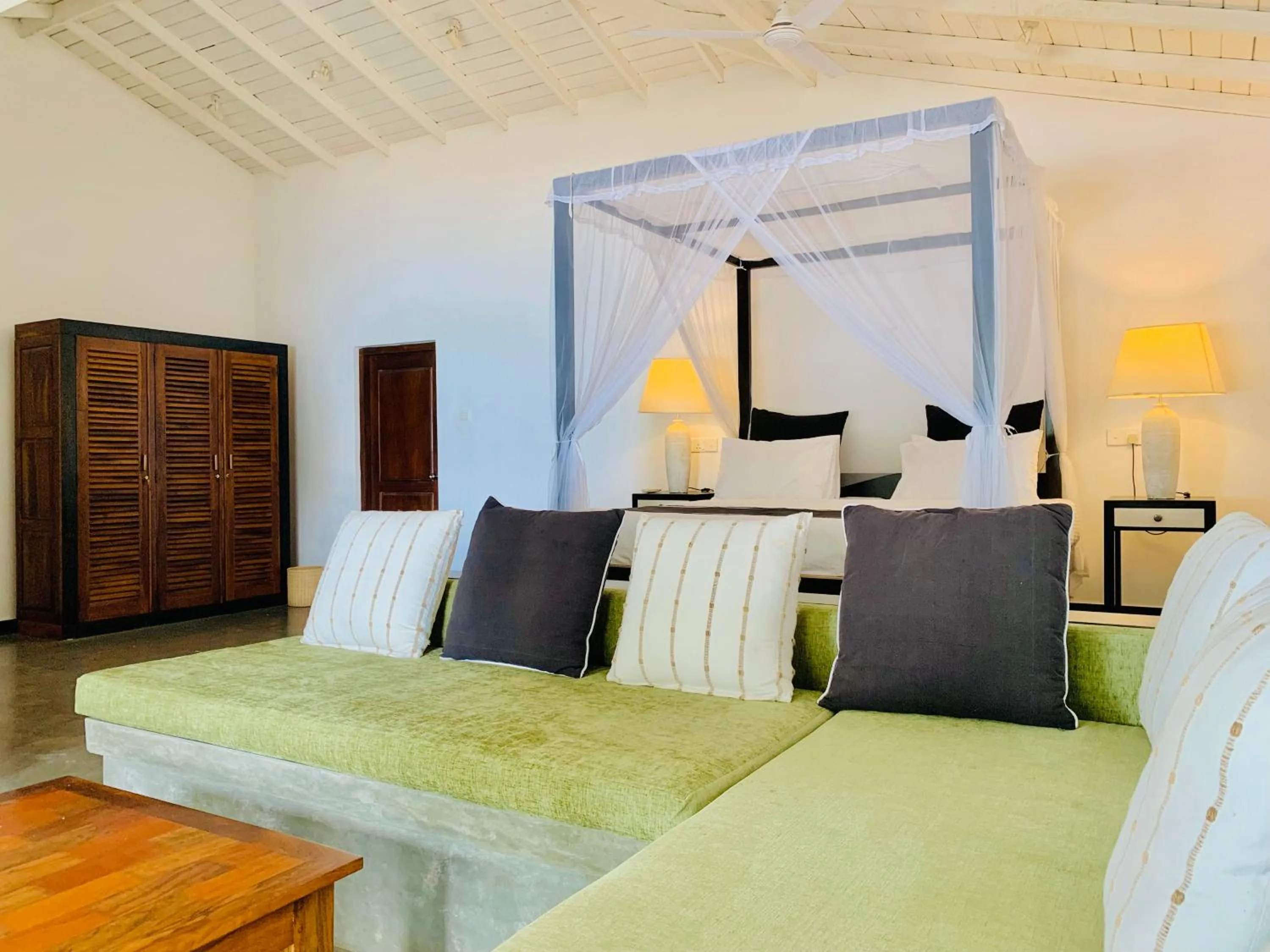 Bedroom, Bed in Suite Lanka