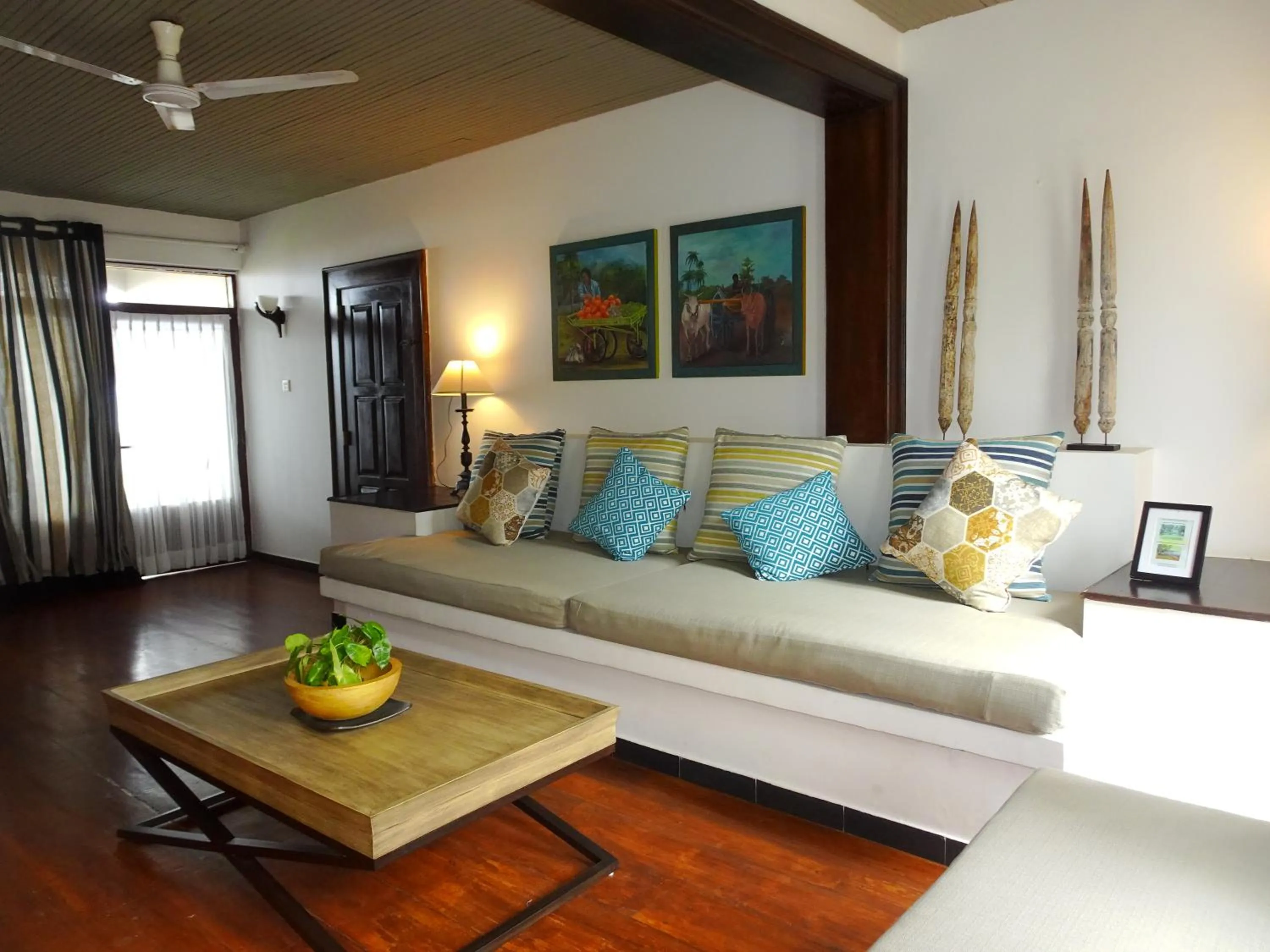 Living room in Suite Lanka