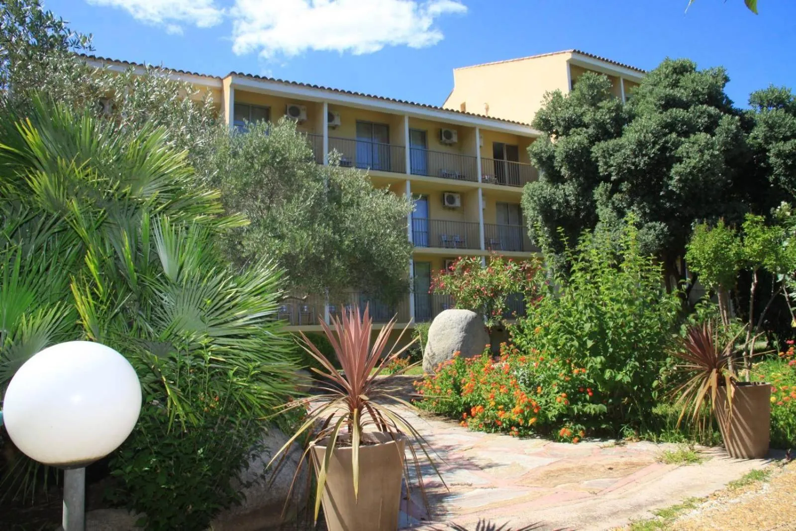 Facade/entrance in Isola Hôtel