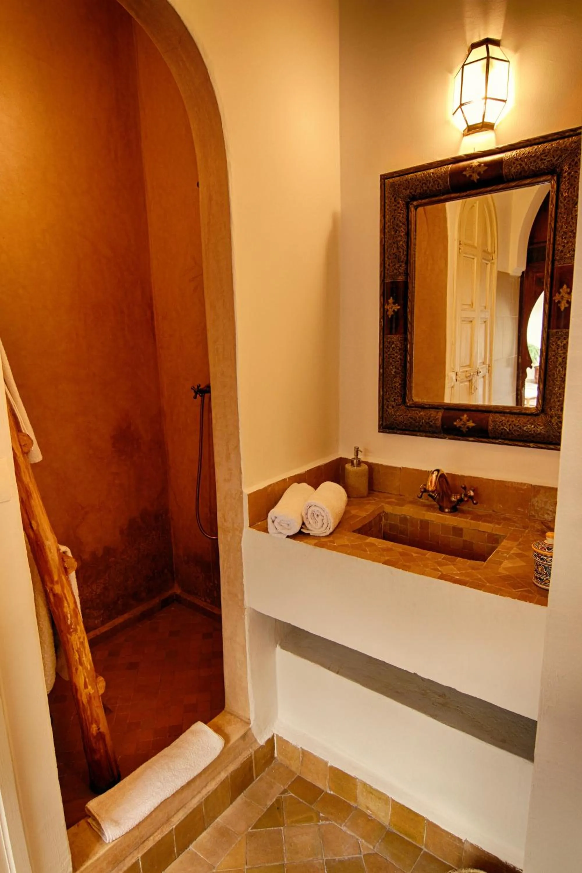 Bathroom, Bed in Dar Crystal