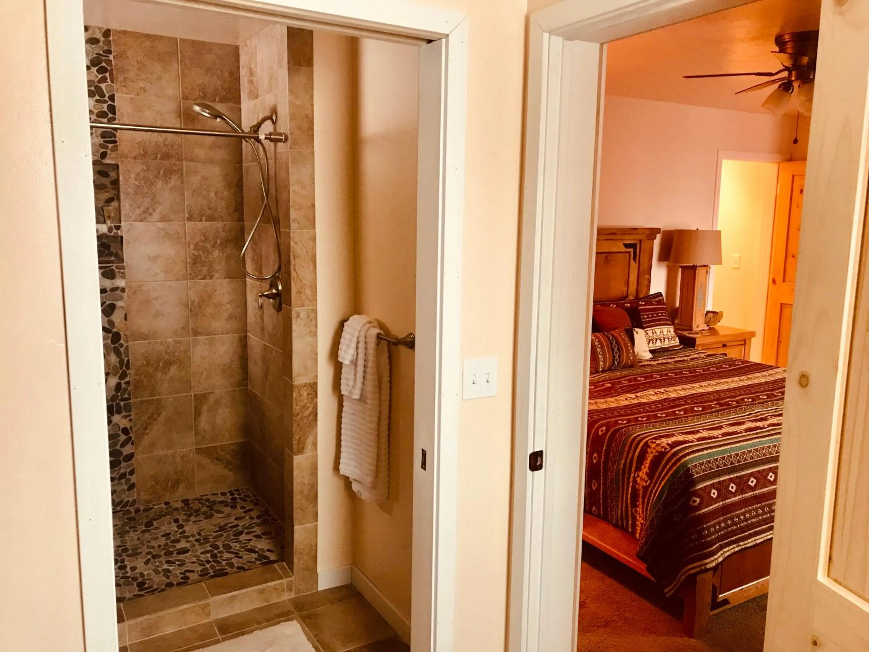 Shower, Bed in Oleander Place