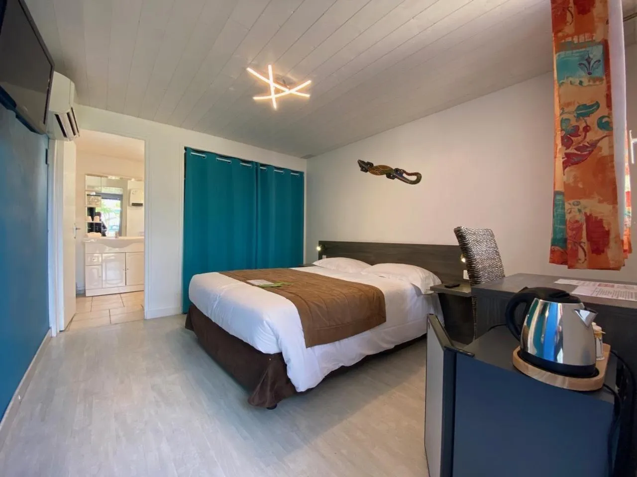 Bedroom, Bed in Hotel Des 4 Vents "Esprit Camargue" Parking Privé securisé