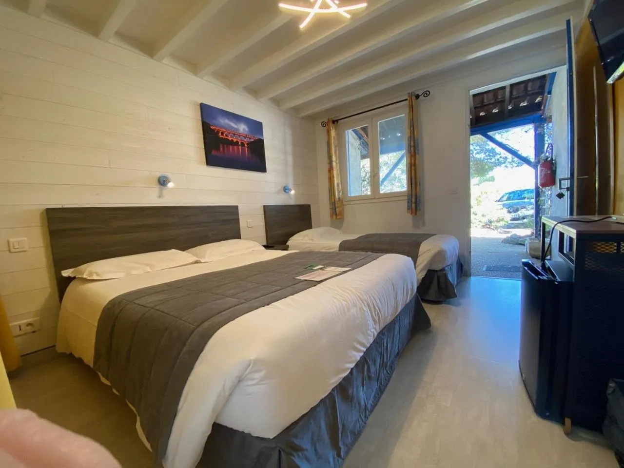 Bedroom, Bed in Hotel Des 4 Vents "Esprit Camargue" Parking Privé securisé