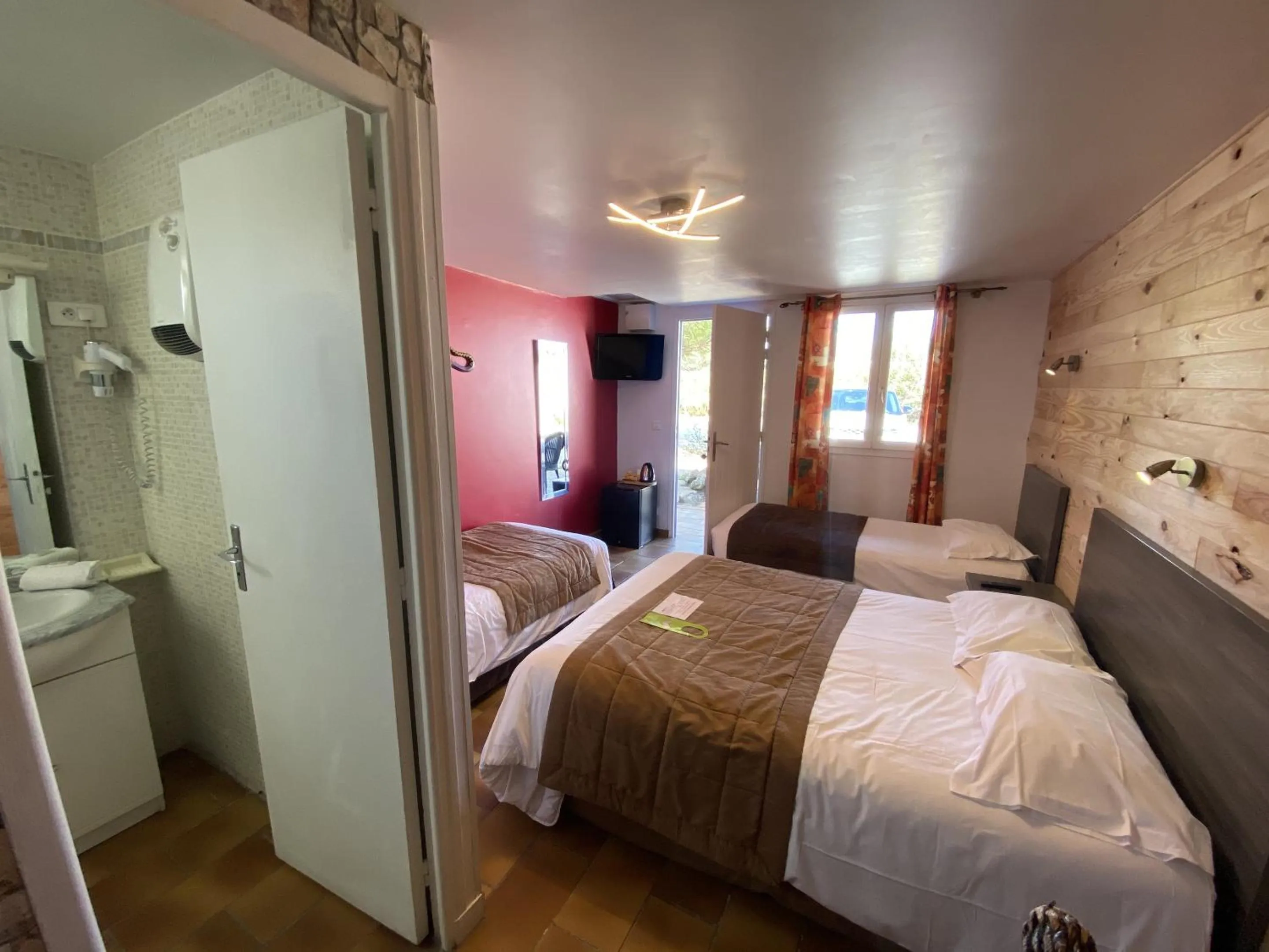 Bedroom, Bed in Hotel Des 4 Vents "Esprit Camargue" Parking Privé securisé