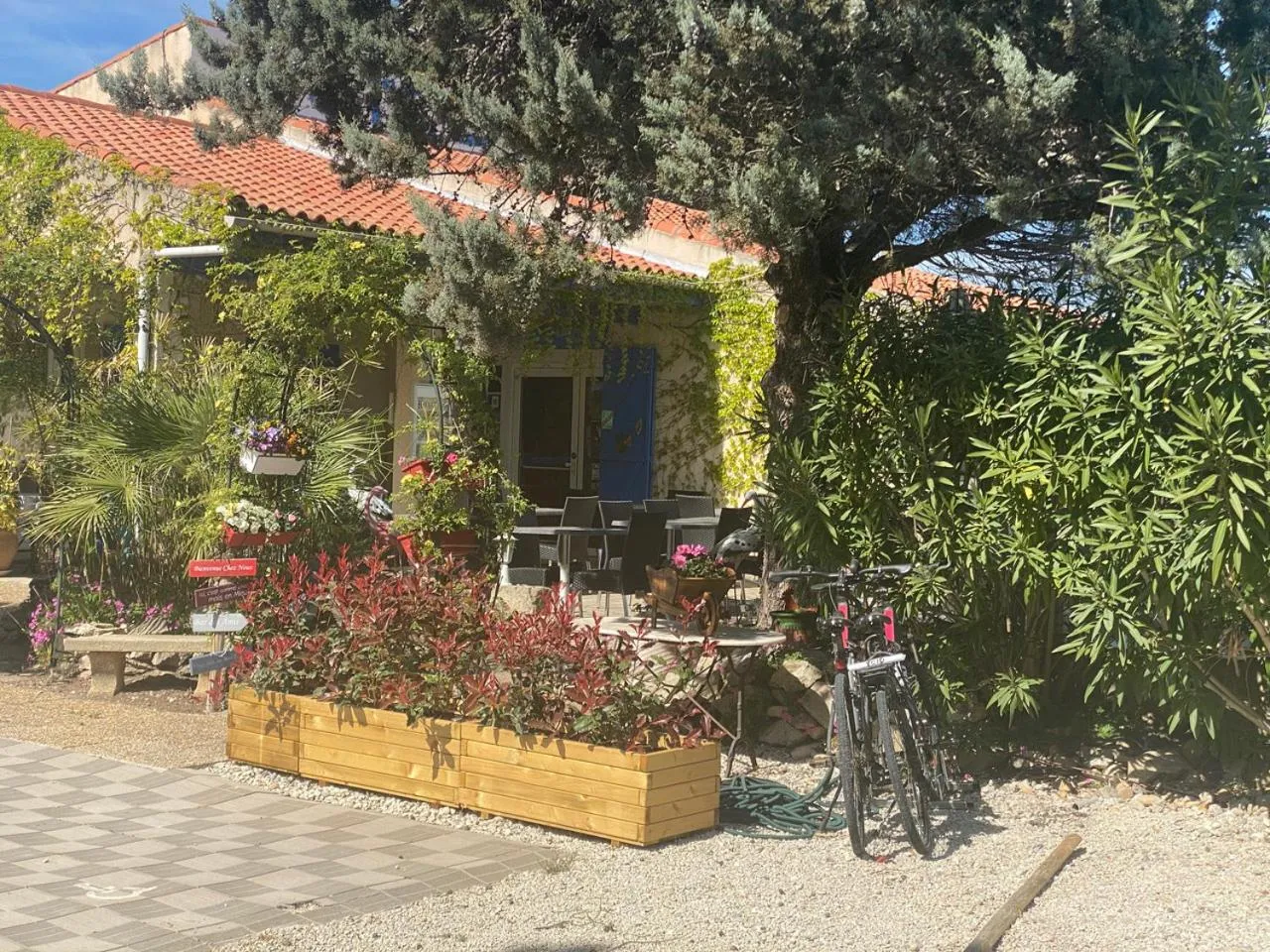 Property building in Hotel Des 4 Vents "Esprit Camargue" Parking Privé securisé