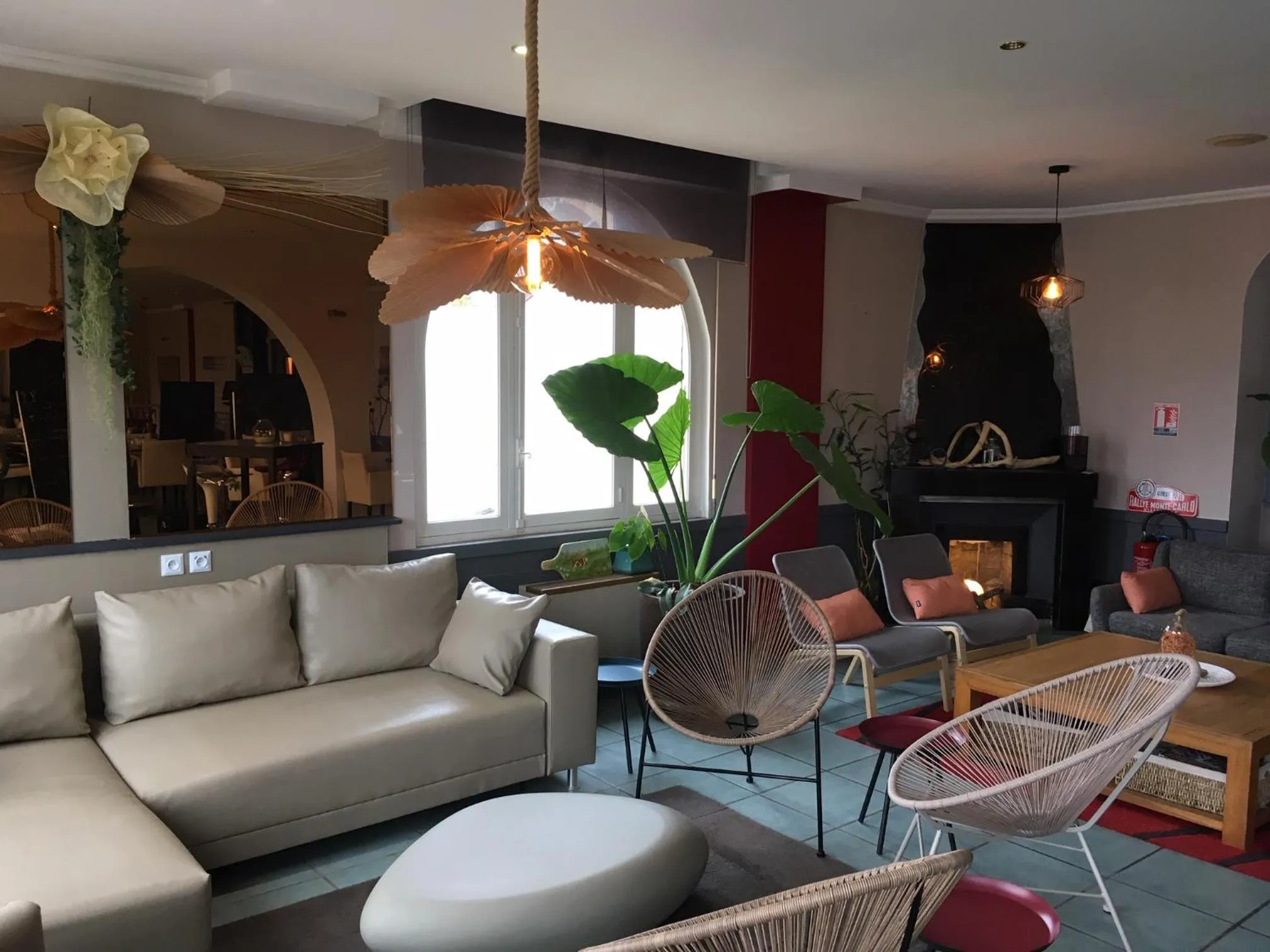 Living room in Logis Hôtel Restaurant Le Castel Fleuri