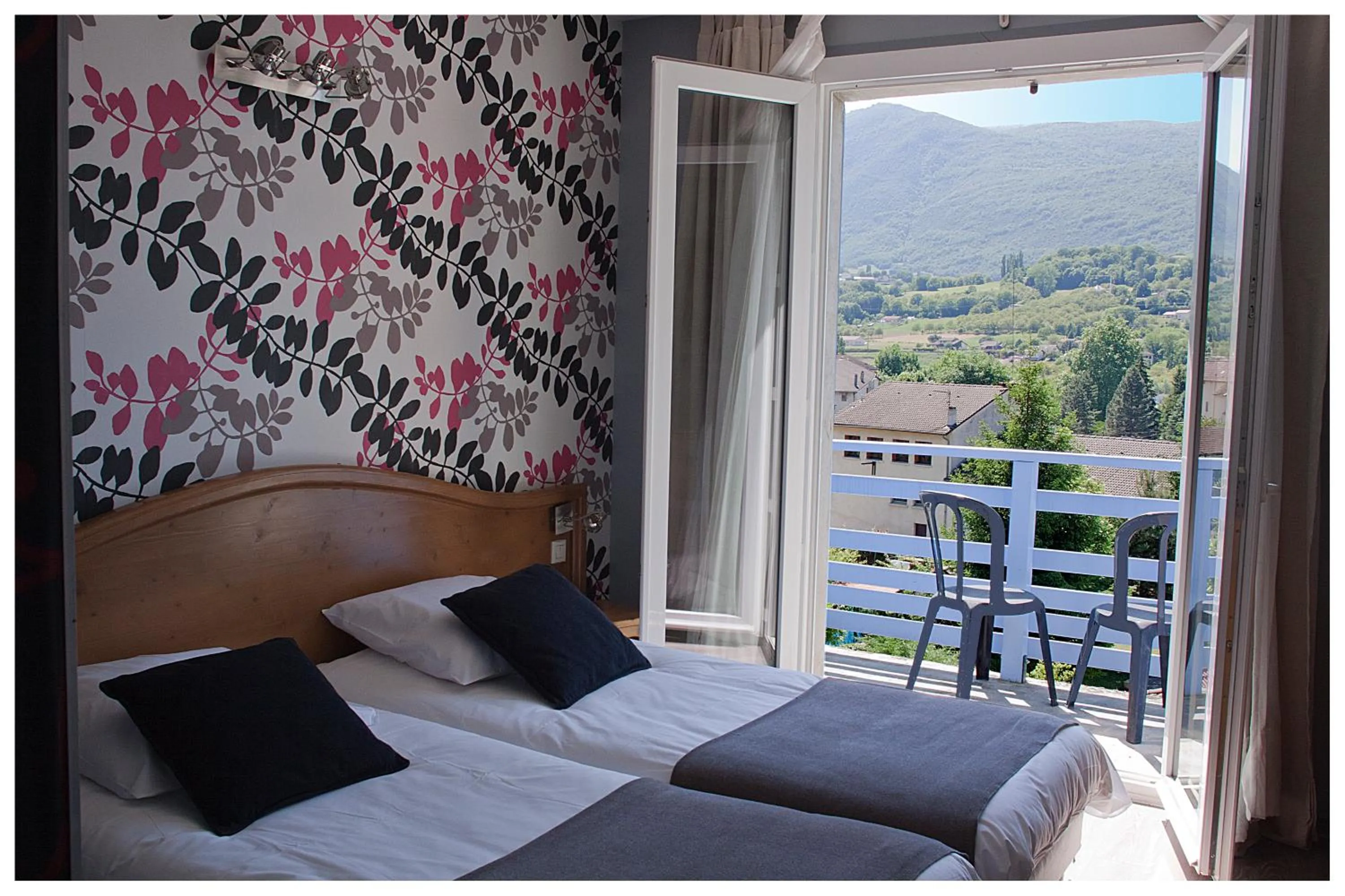 Bed in Logis Hôtel Restaurant Le Castel Fleuri