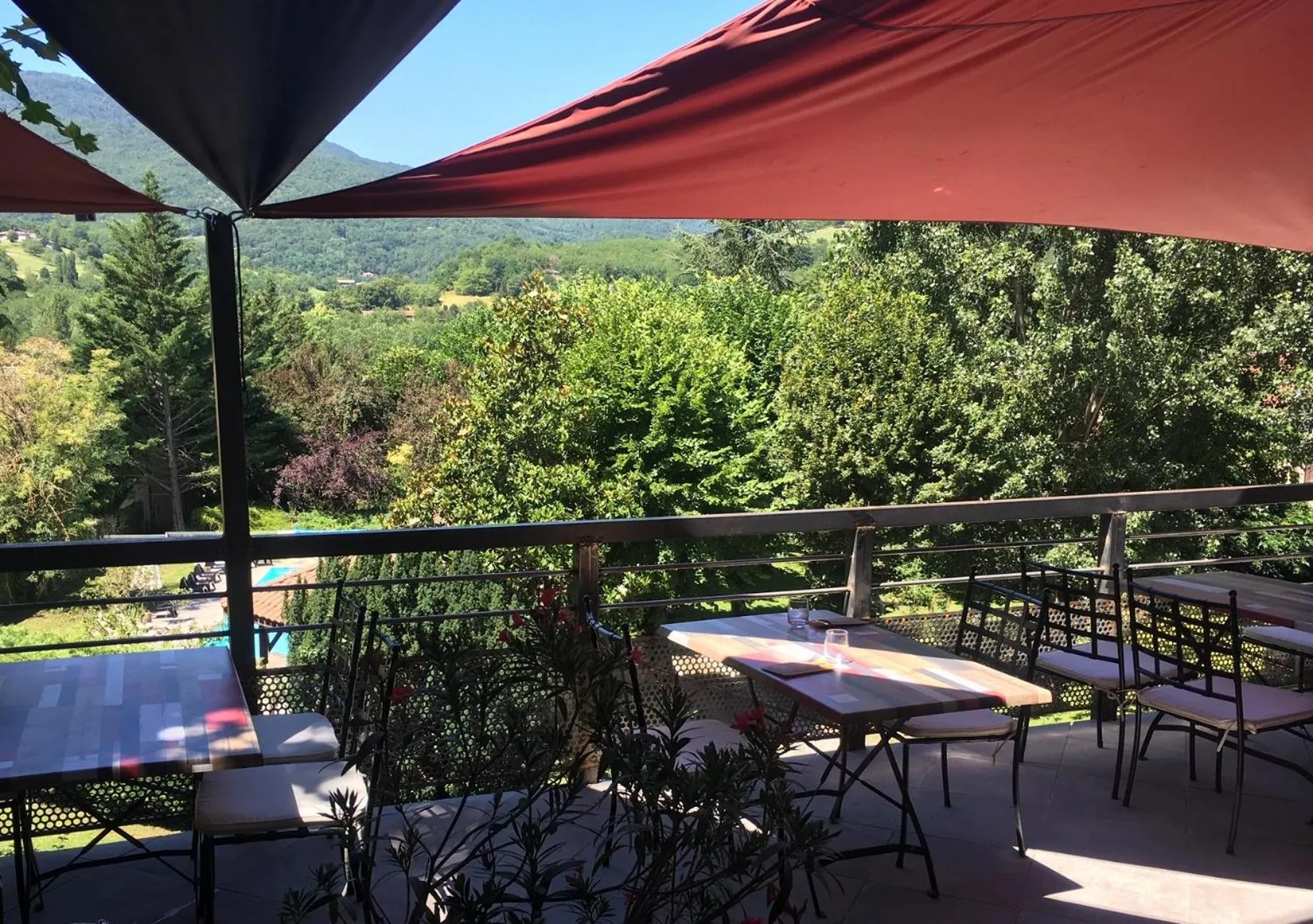 Restaurant/places to eat in Logis Hôtel Restaurant Le Castel Fleuri