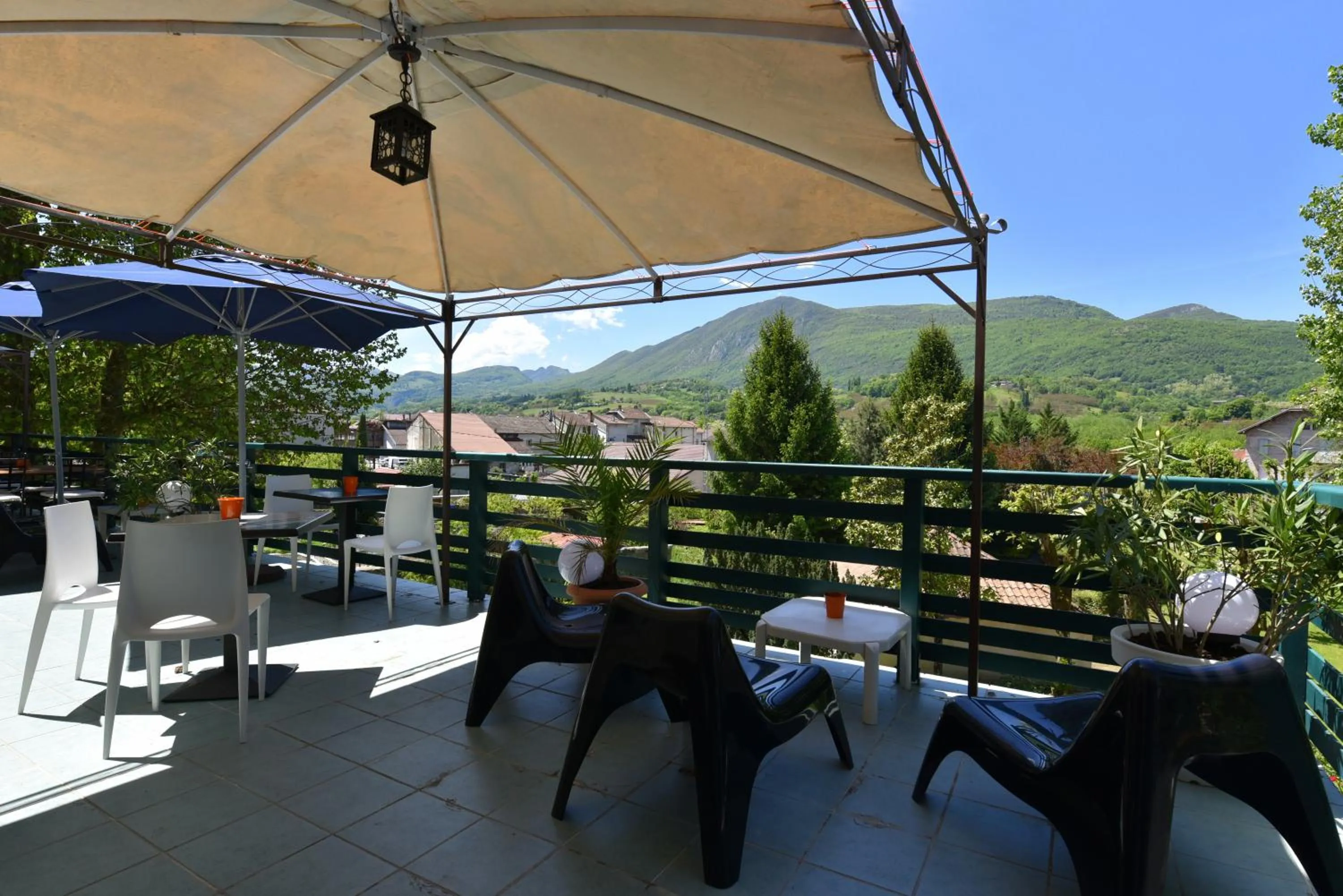 Garden in Logis Hôtel Restaurant Le Castel Fleuri