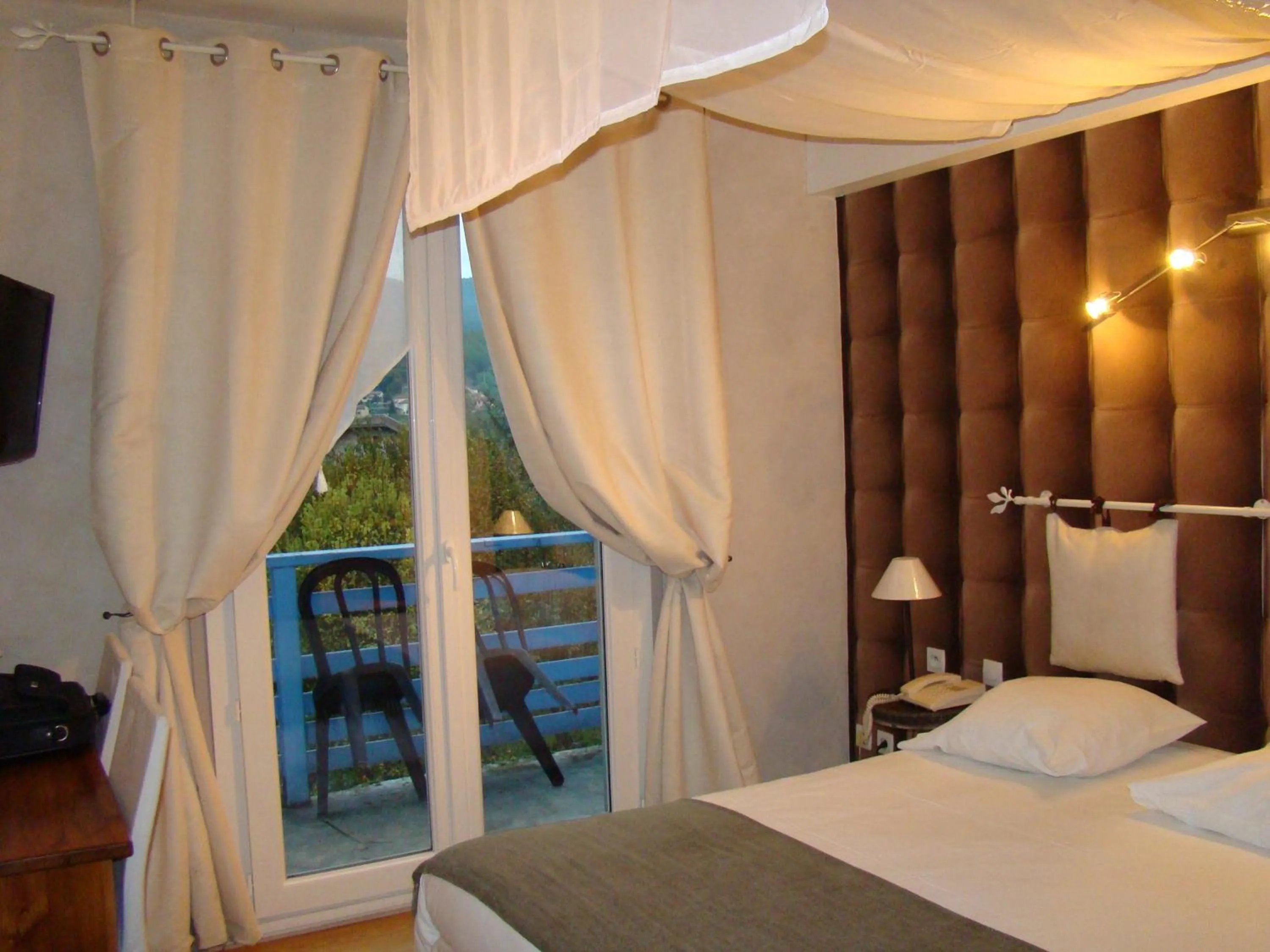 Bed in Logis Hôtel Restaurant Le Castel Fleuri