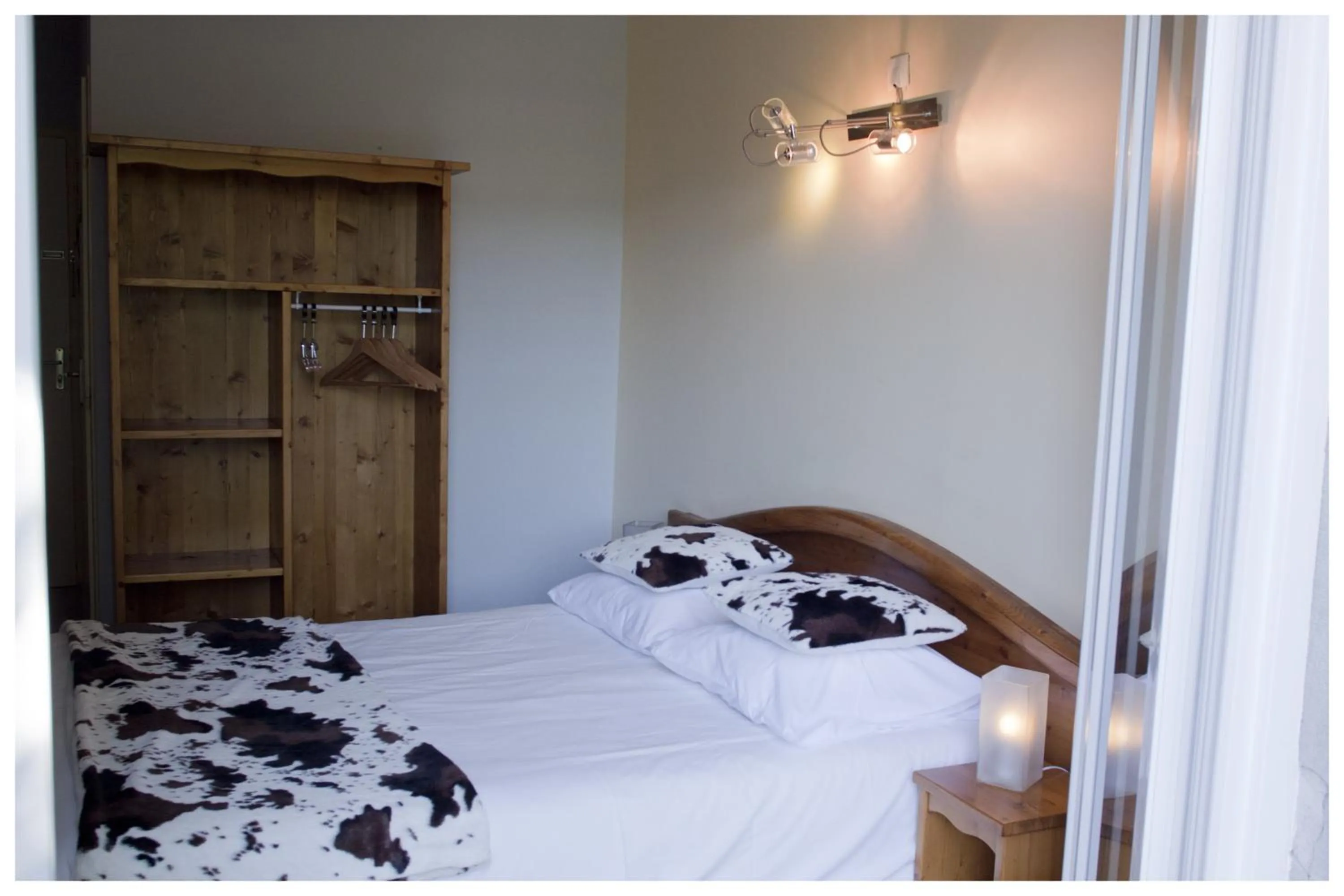 Photo of the whole room, Bed in Logis Hôtel Restaurant Le Castel Fleuri