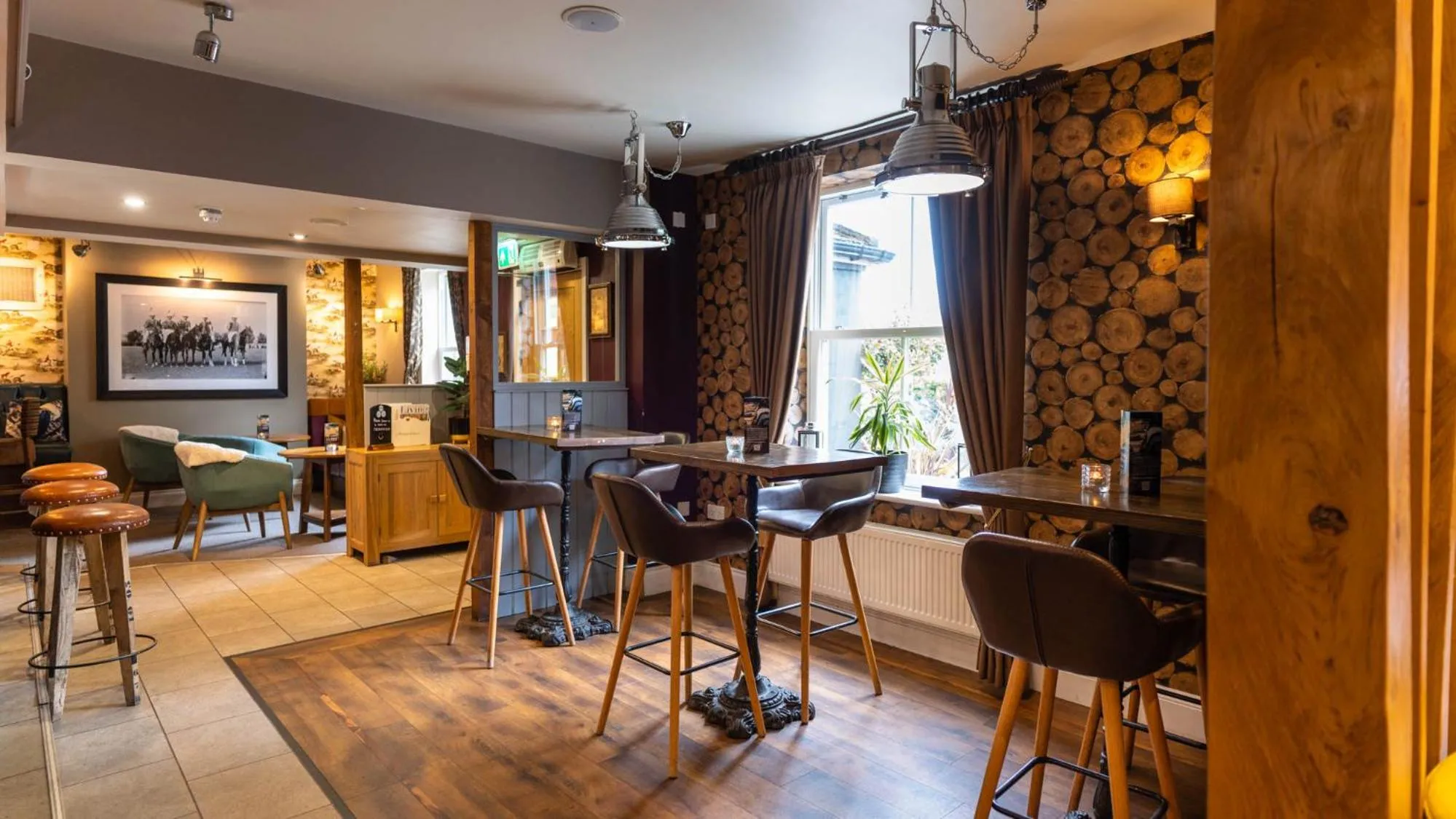 Lounge or bar in The Dewdrop Inn