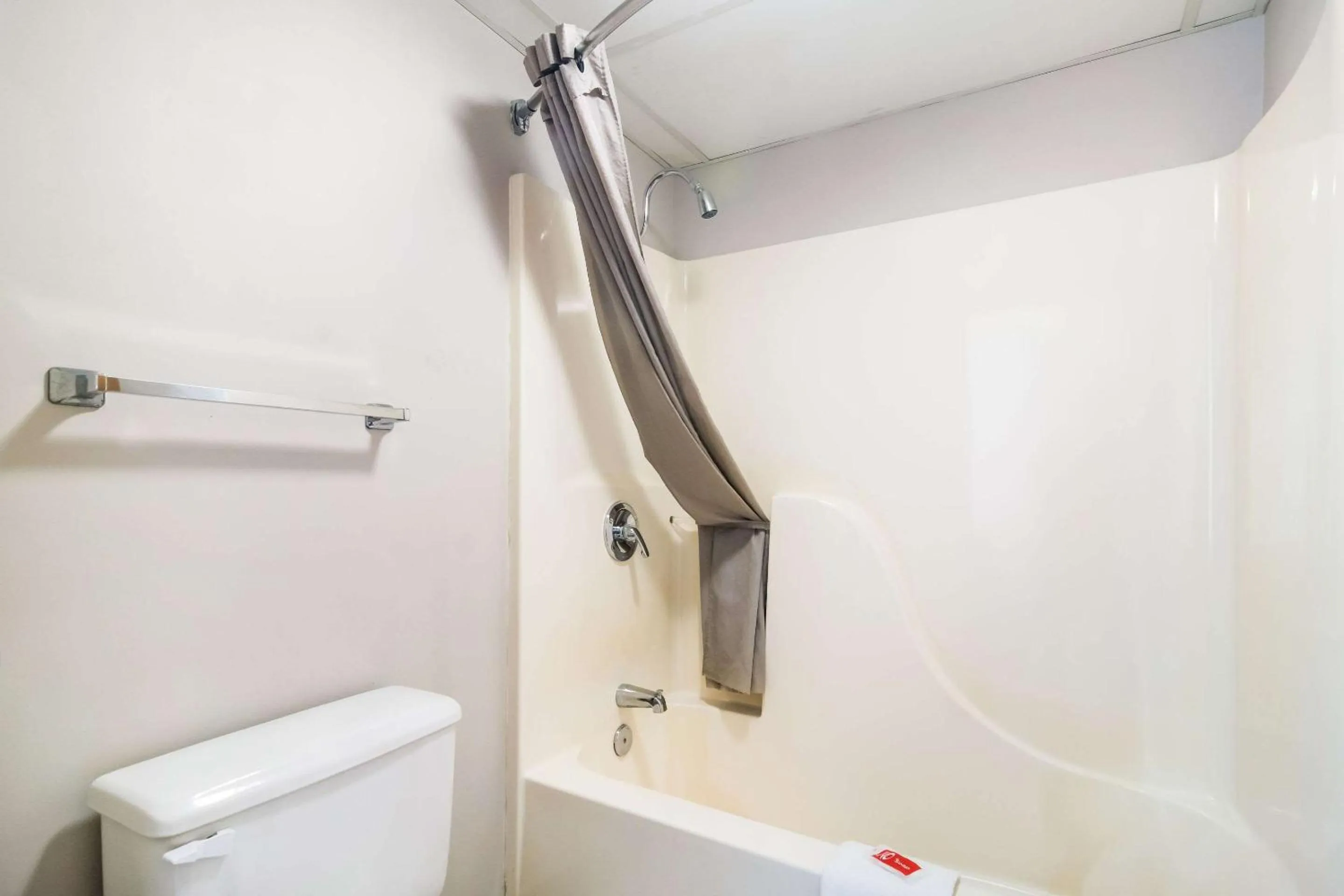 Shower in Econo Lodge Branson Theater District