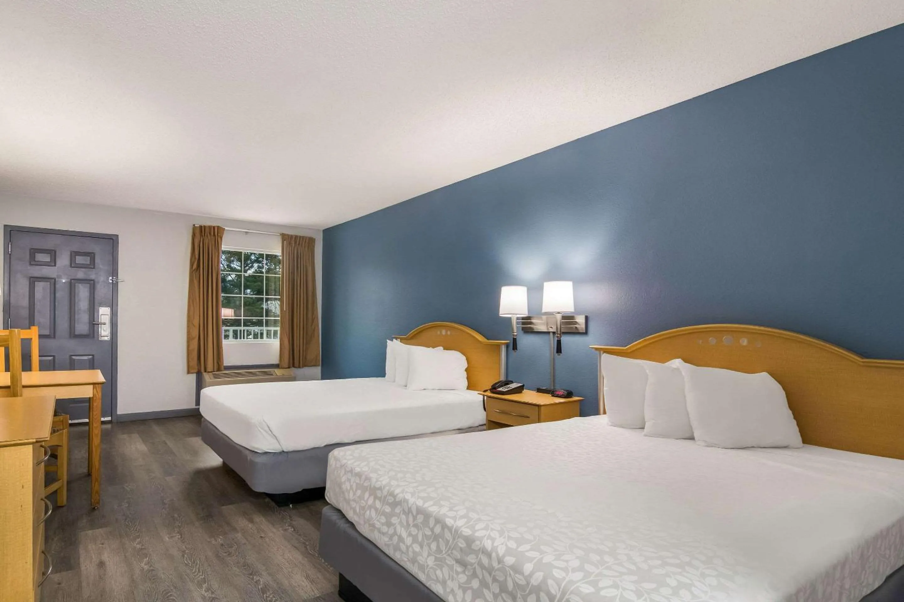 Bed in Econo Lodge Branson Theater District