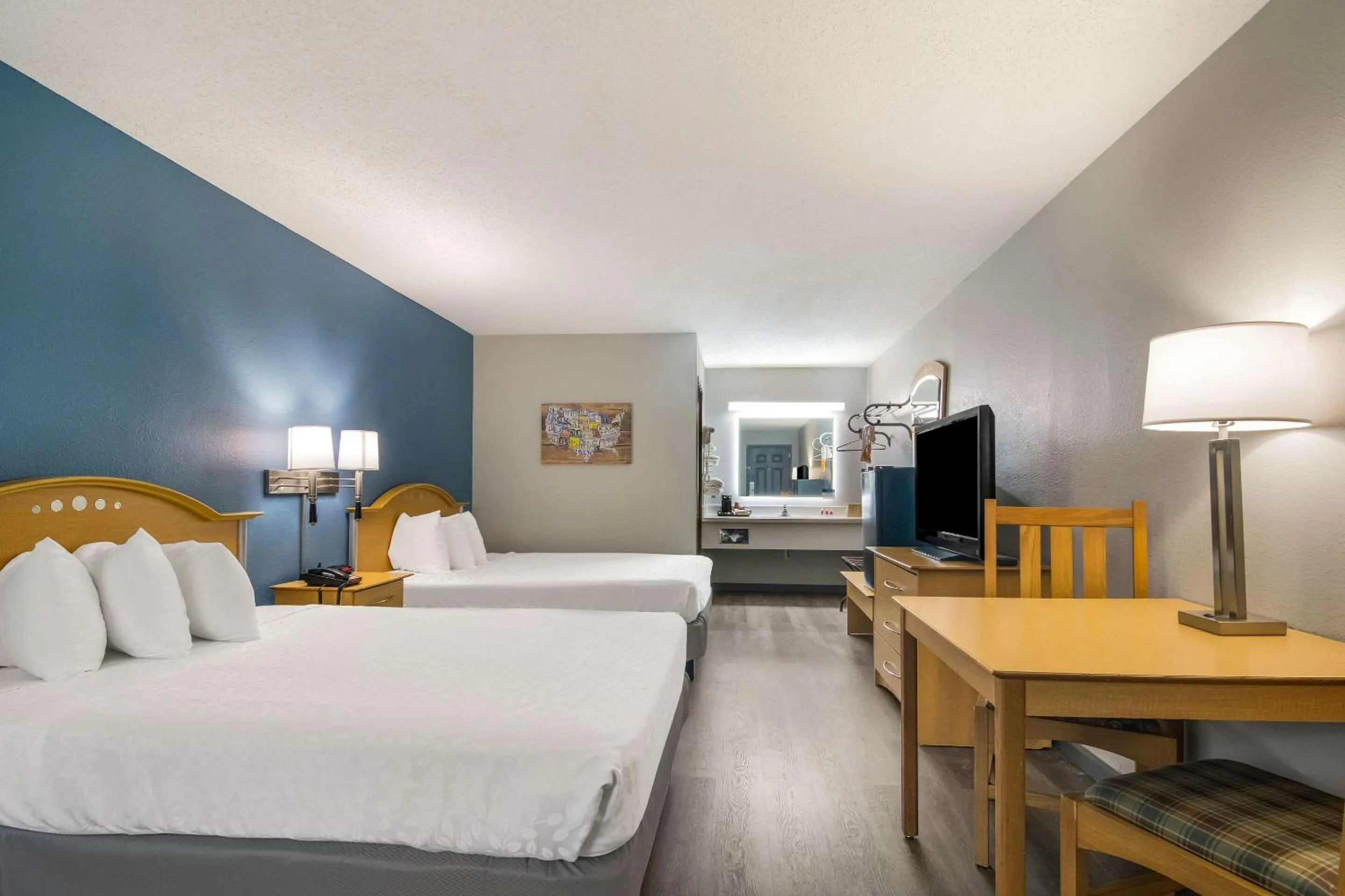 Bed in Econo Lodge Branson Theater District