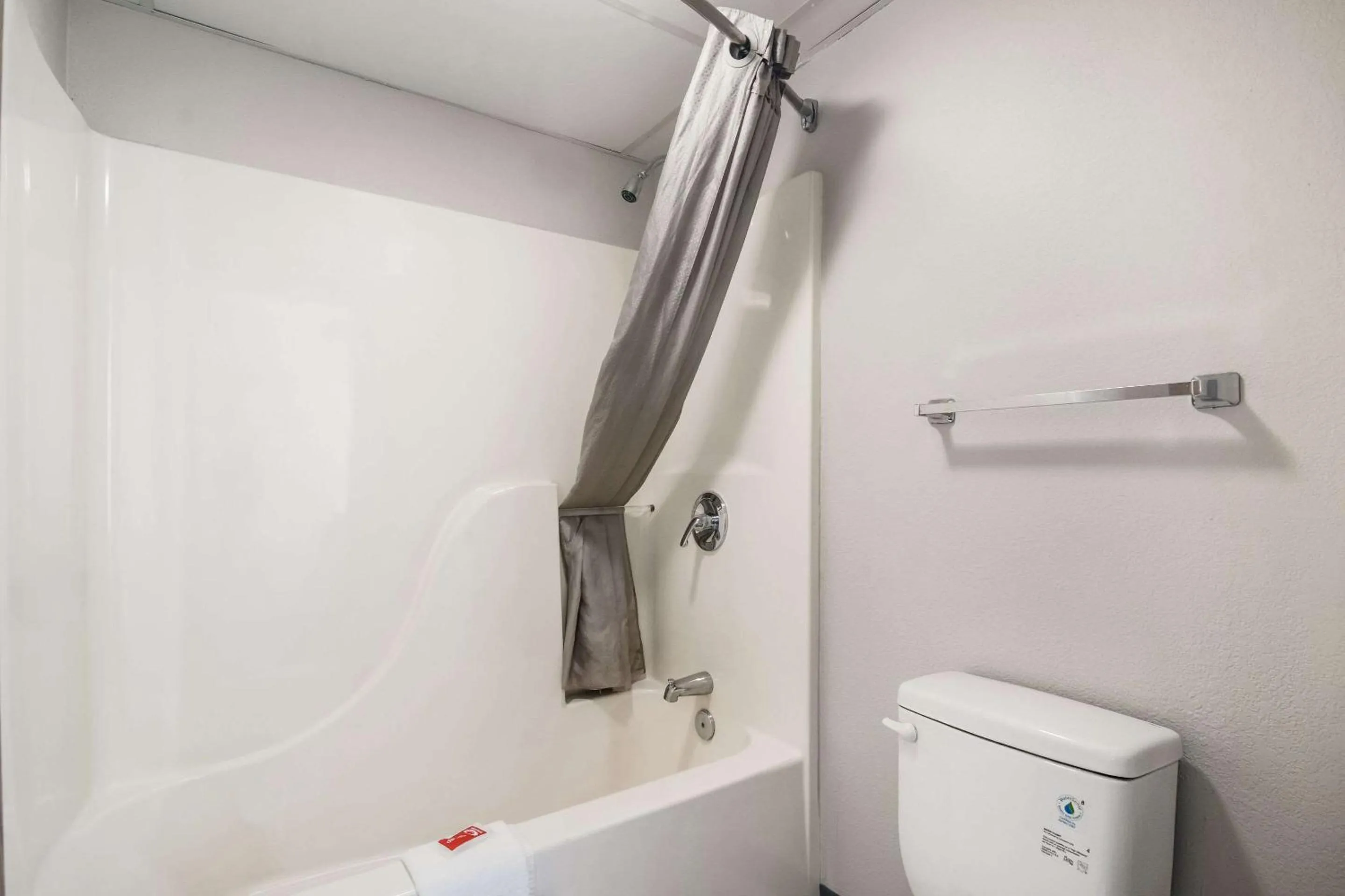 Shower in Econo Lodge Branson Theater District