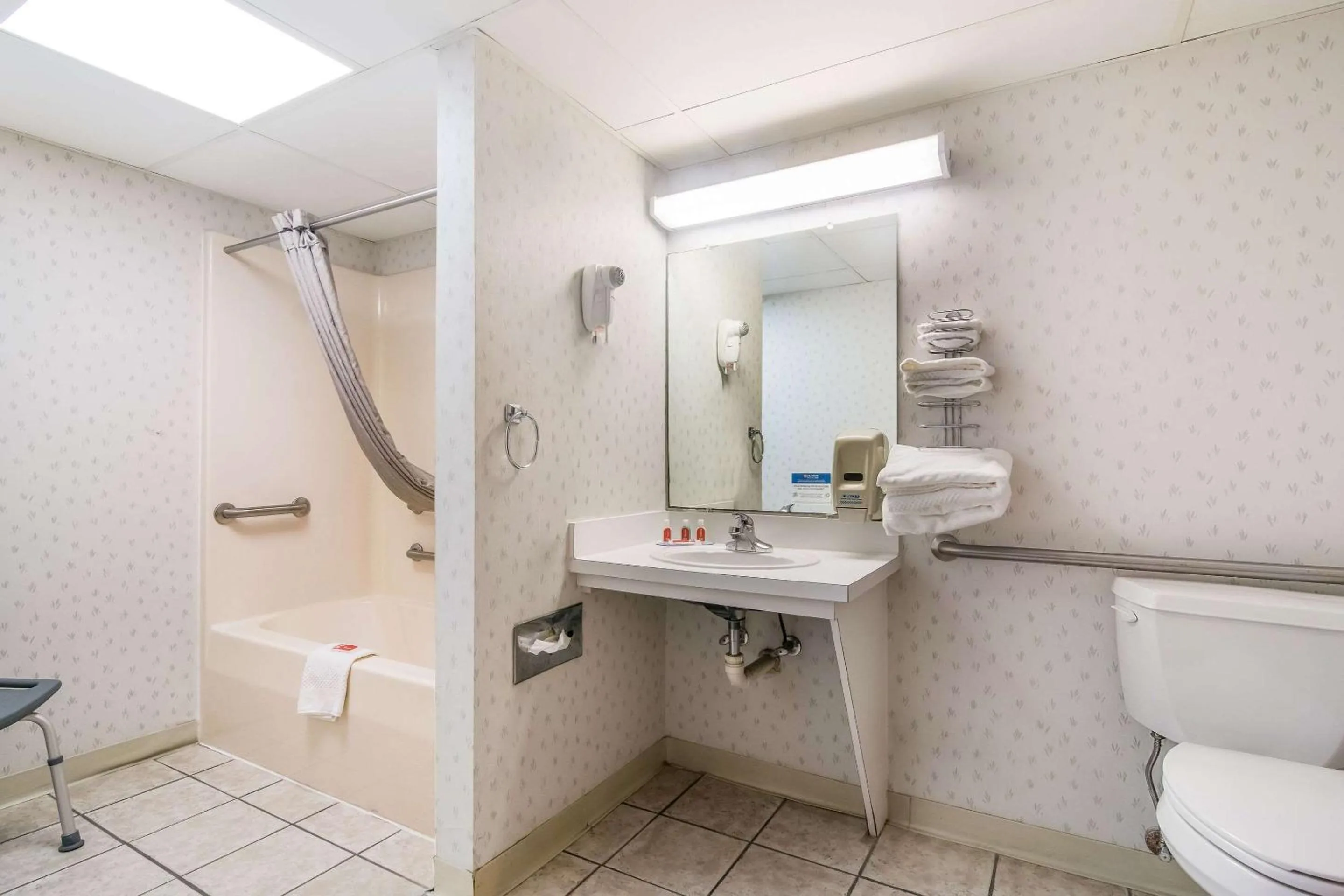 Shower in Econo Lodge Branson Theater District