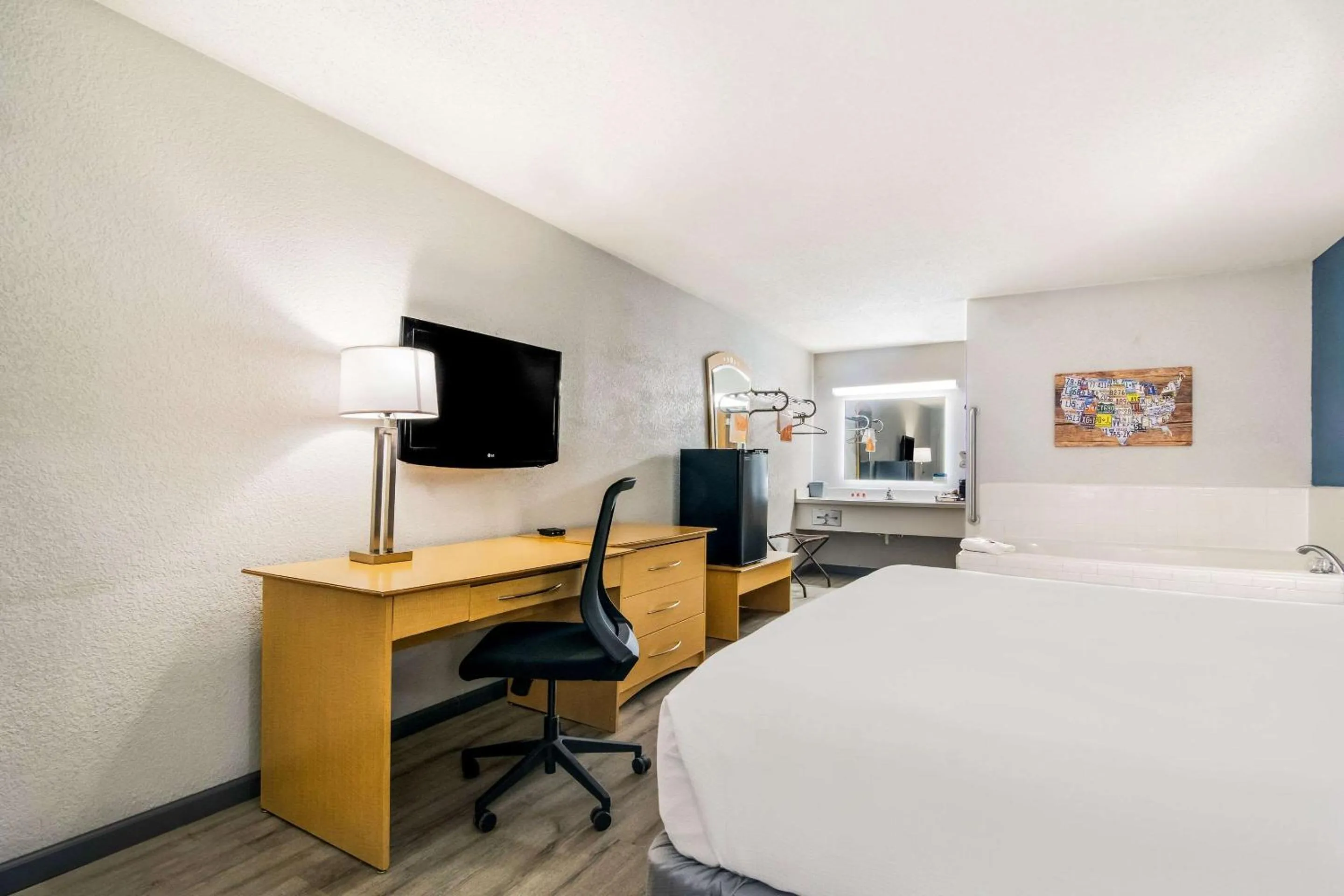 Bed in Econo Lodge Branson Theater District